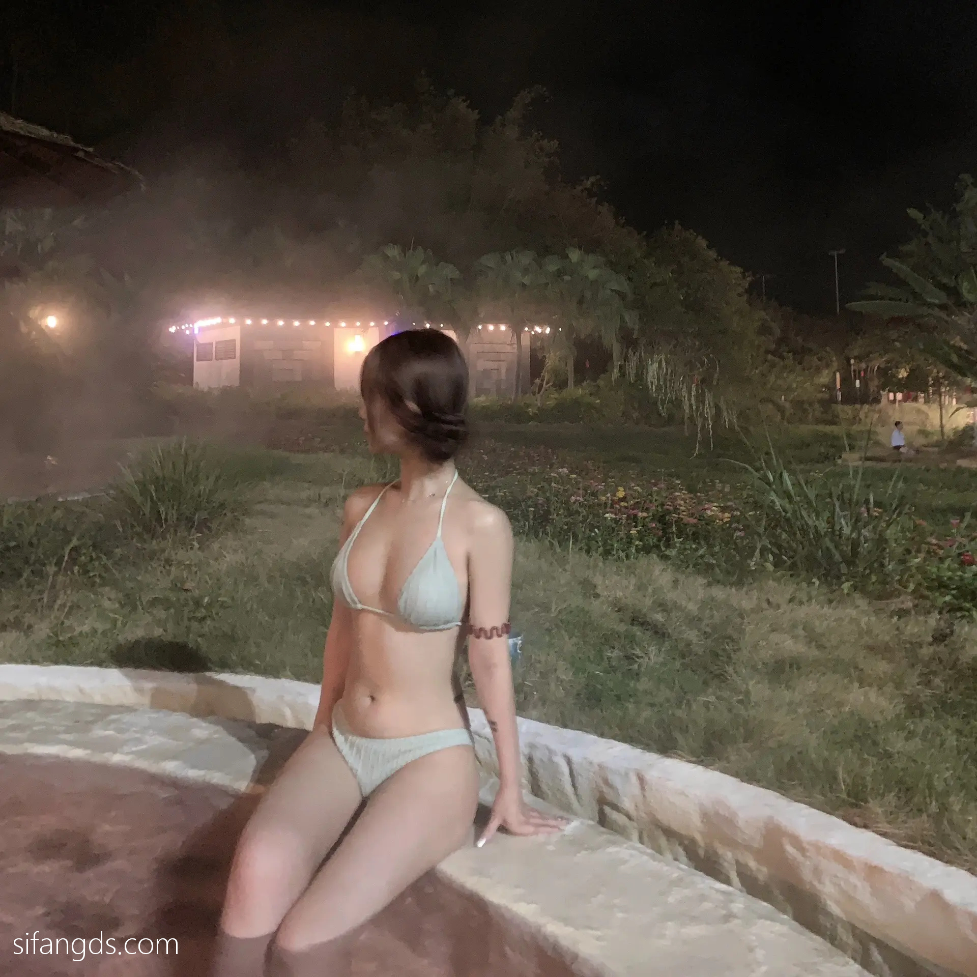 抖音反差女神『宥子oct9』最新定制道具自慰，风骚气质高挑身材男人看了就想侵犯穷人女神富人玩物精盆