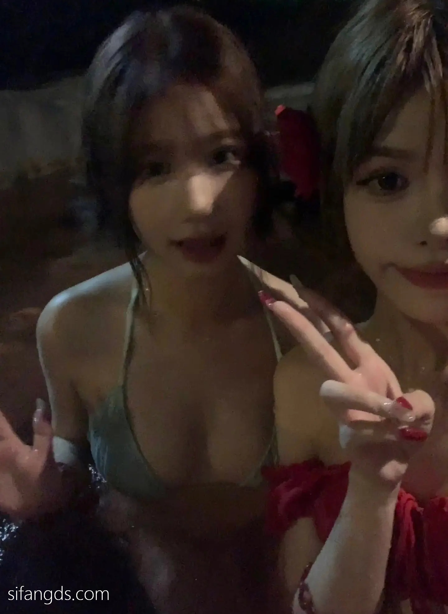 抖音反差女神『宥子oct9』最新定制道具自慰，风骚气质高挑身材男人看了就想侵犯穷人女神富人玩物精盆