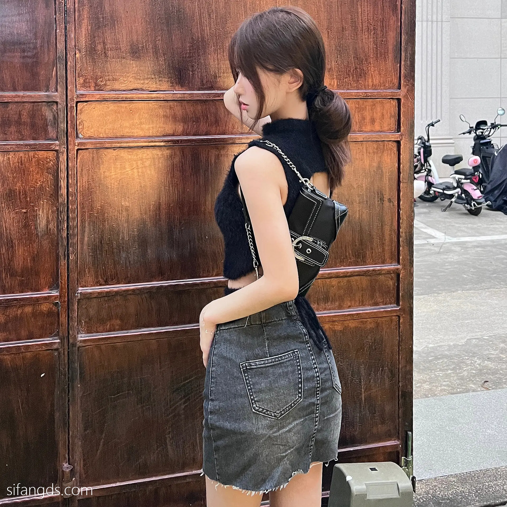 抖音反差女神『宥子oct9』最新定制道具自慰，风骚气质高挑身材男人看了就想侵犯穷人女神富人玩物精盆