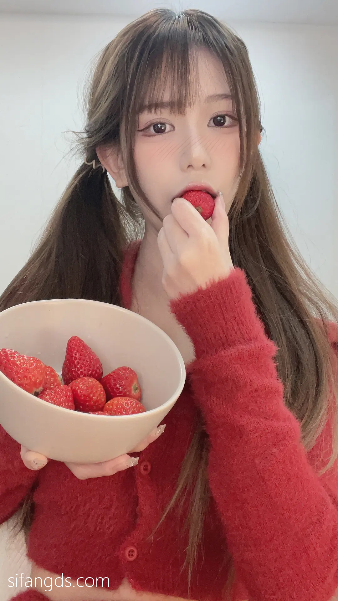 抖音反差女神『宥子oct9』最新定制道具自慰，风骚气质高挑身材男人看了就想侵犯穷人女神富人玩物精盆