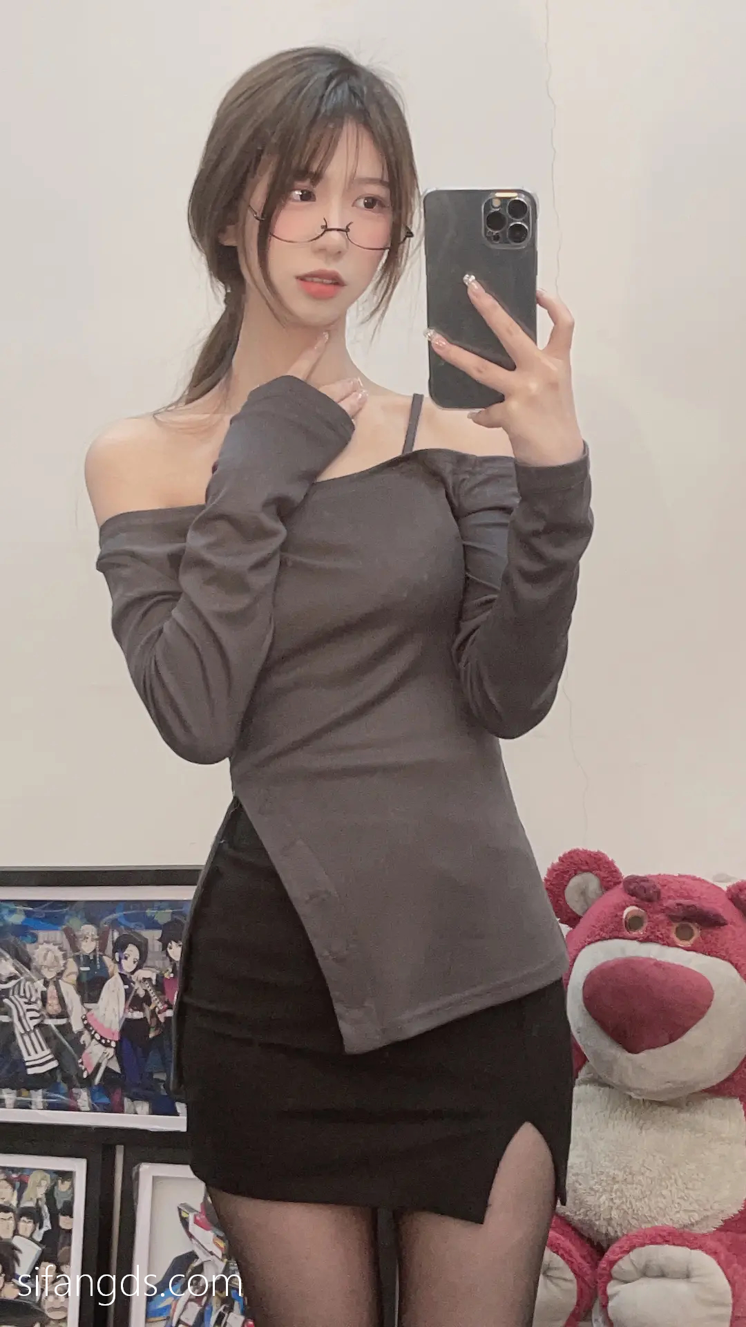 抖音反差女神『宥子oct9』最新定制道具自慰，风骚气质高挑身材男人看了就想侵犯穷人女神富人玩物精盆