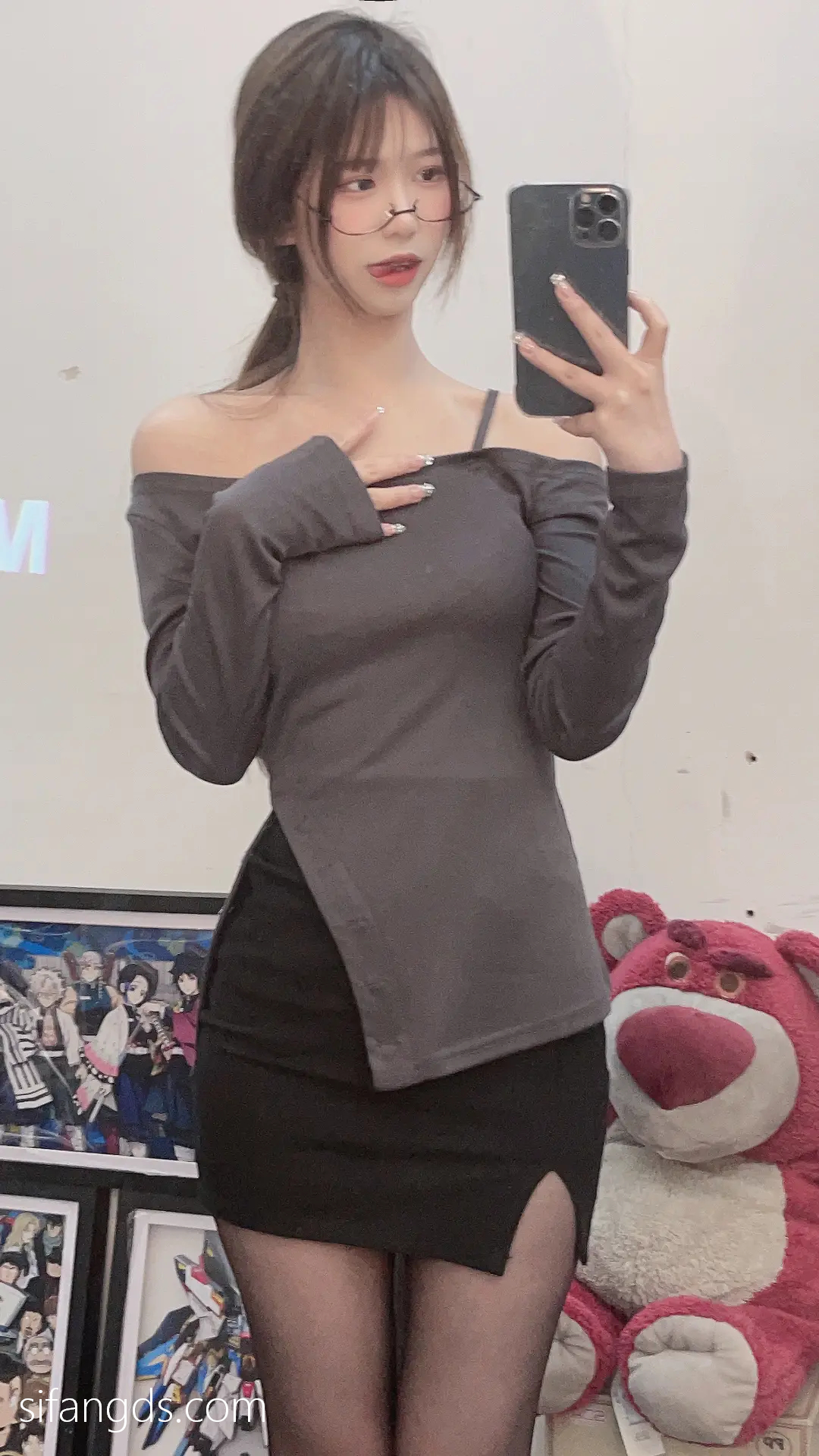 抖音反差女神『宥子oct9』最新定制道具自慰，风骚气质高挑身材男人看了就想侵犯穷人女神富人玩物精盆