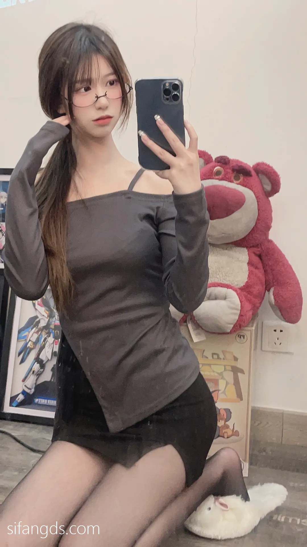 抖音反差女神『宥子oct9』最新定制道具自慰，风骚气质高挑身材男人看了就想侵犯穷人女神富人玩物精盆