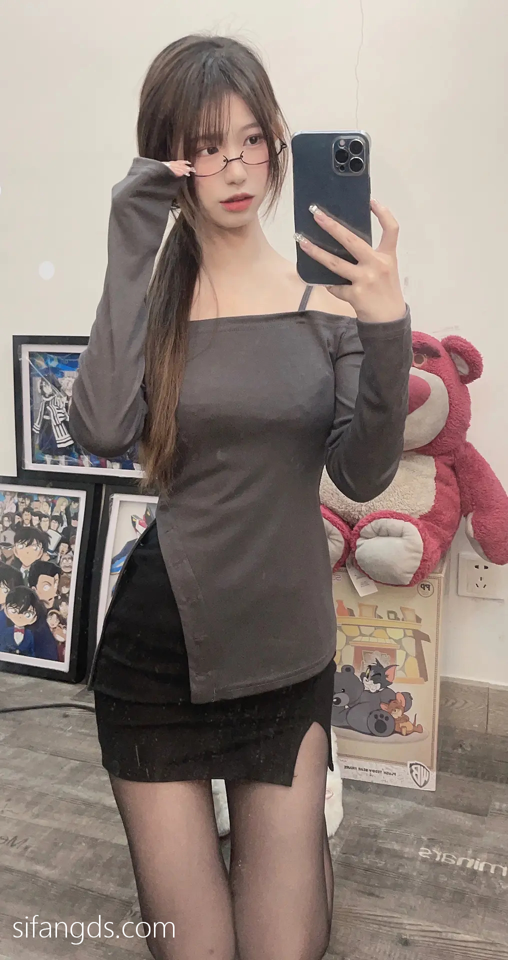 抖音反差女神『宥子oct9』最新定制道具自慰，风骚气质高挑身材男人看了就想侵犯穷人女神富人玩物精盆