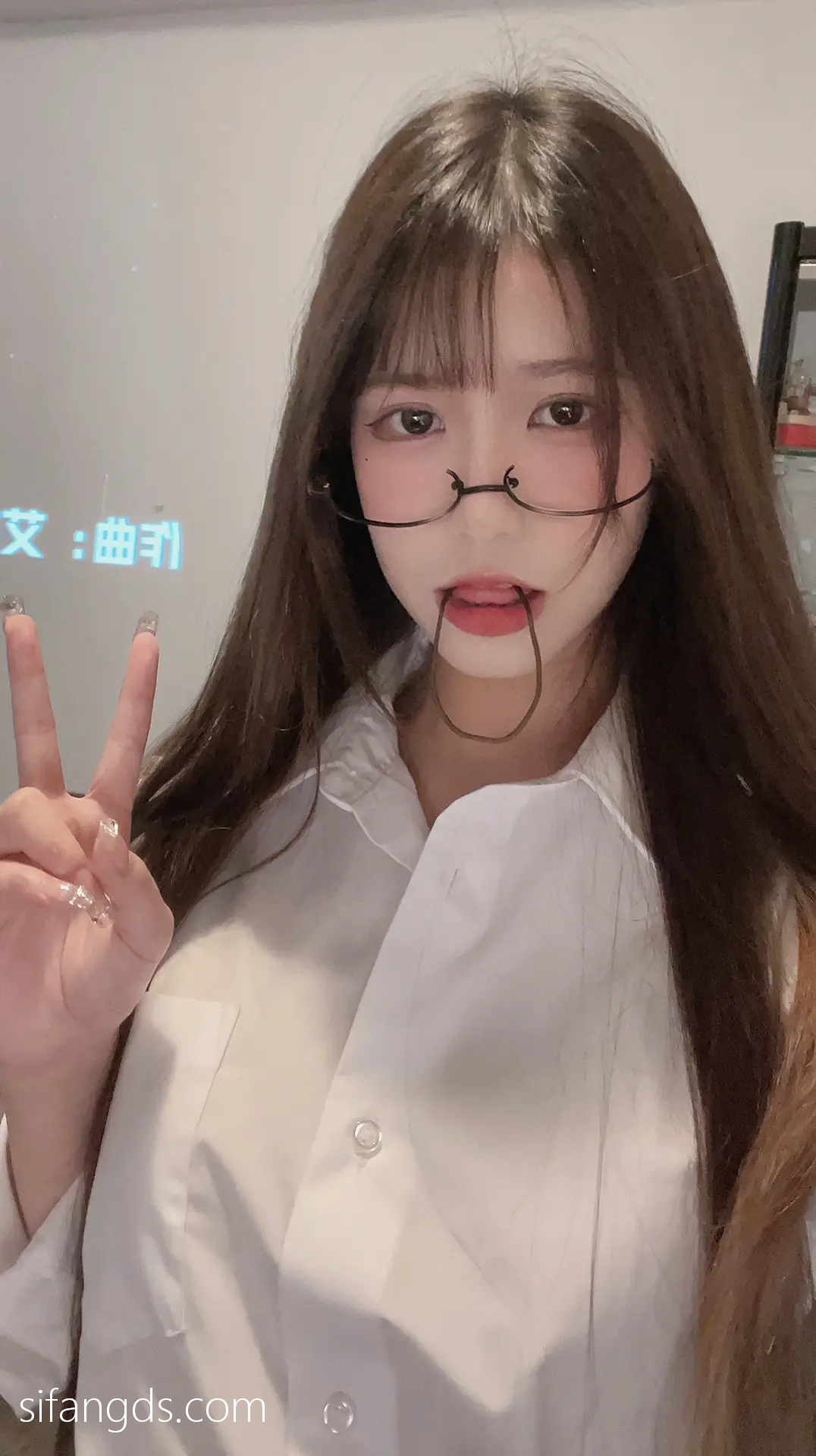 抖音反差女神『宥子oct9』最新定制道具自慰，风骚气质高挑身材男人看了就想侵犯穷人女神富人玩物精盆