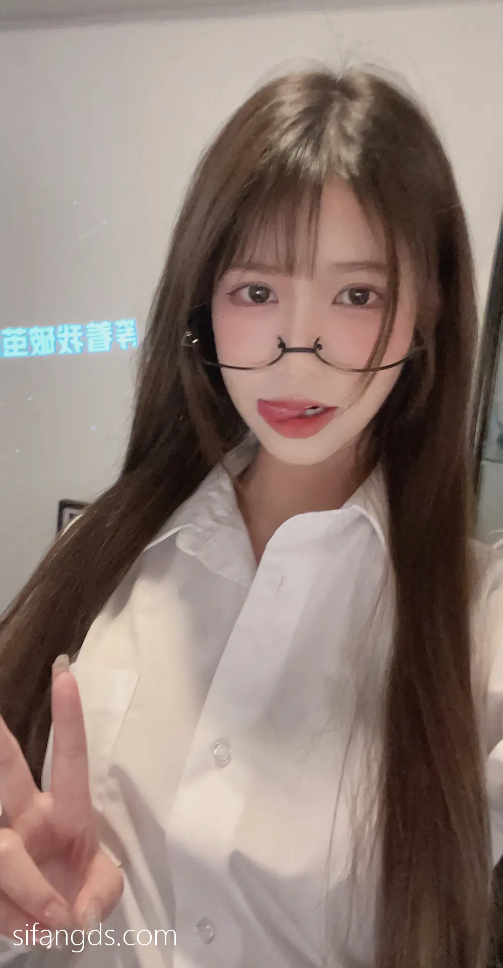 抖音反差女神『宥子oct9』最新定制道具自慰，风骚气质高挑身材男人看了就想侵犯穷人女神富人玩物精盆