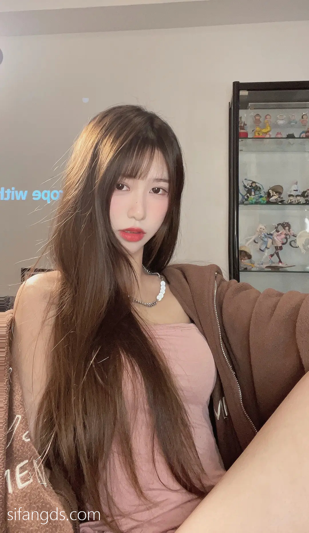 抖音反差女神『宥子oct9』最新定制道具自慰，风骚气质高挑身材男人看了就想侵犯穷人女神富人玩物精盆