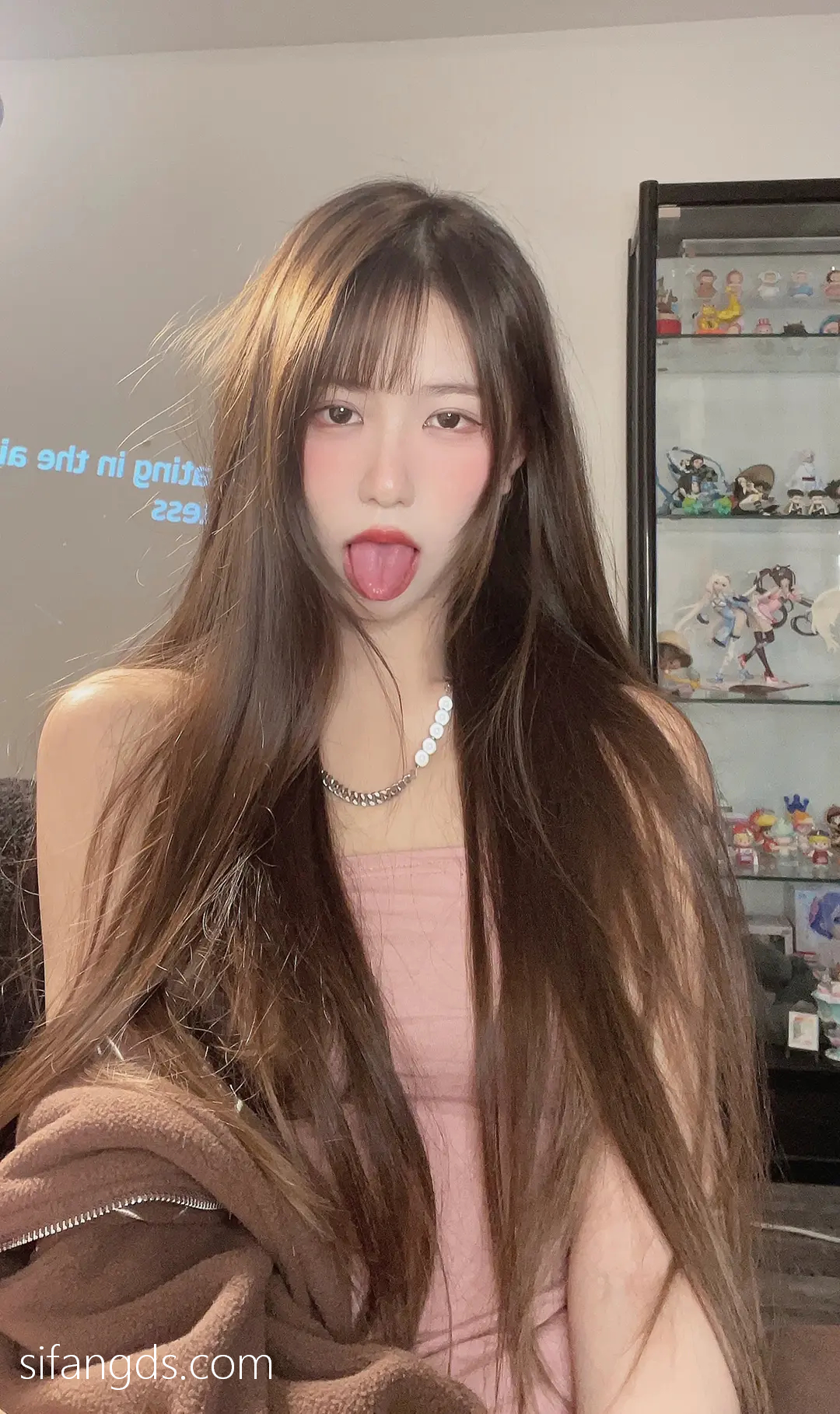 抖音反差女神『宥子oct9』最新定制道具自慰，风骚气质高挑身材男人看了就想侵犯穷人女神富人玩物精盆