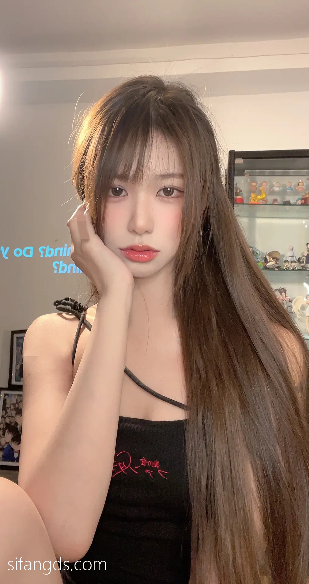 抖音反差女神『宥子oct9』最新定制道具自慰，风骚气质高挑身材男人看了就想侵犯穷人女神富人玩物精盆