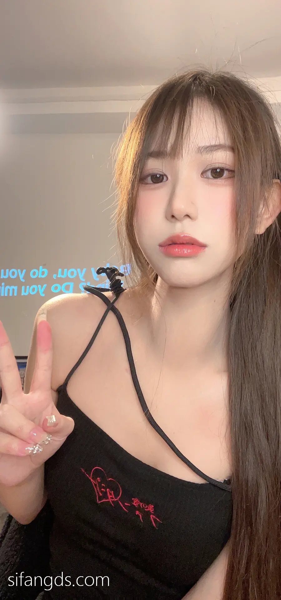 抖音反差女神『宥子oct9』最新定制道具自慰，风骚气质高挑身材男人看了就想侵犯穷人女神富人玩物精盆