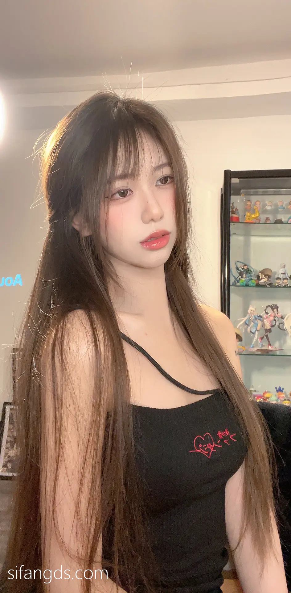 抖音反差女神『宥子oct9』最新定制道具自慰，风骚气质高挑身材男人看了就想侵犯穷人女神富人玩物精盆