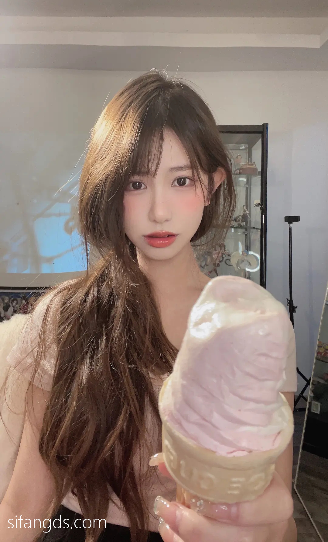 抖音反差女神『宥子oct9』最新定制道具自慰，风骚气质高挑身材男人看了就想侵犯穷人女神富人玩物精盆