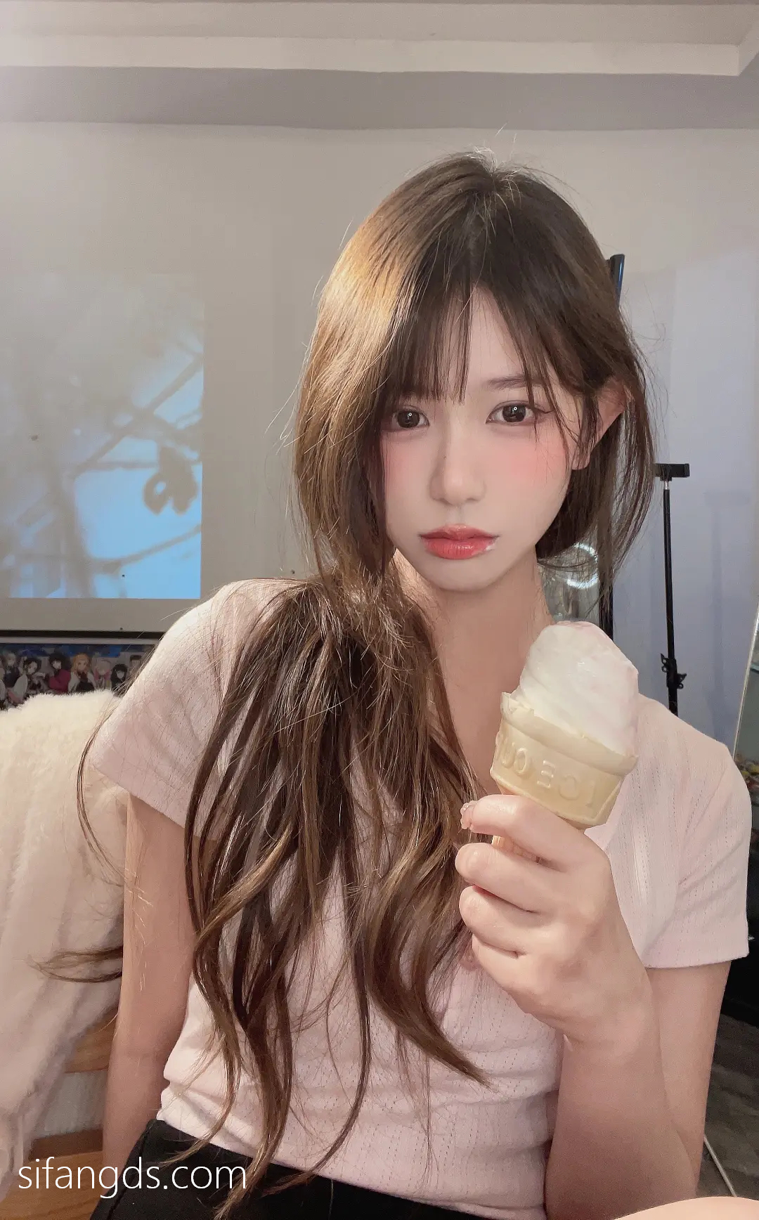 抖音反差女神『宥子oct9』最新定制道具自慰，风骚气质高挑身材男人看了就想侵犯穷人女神富人玩物精盆