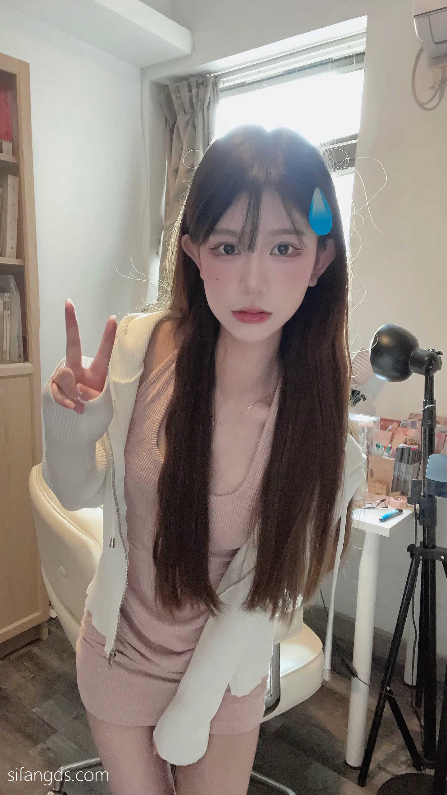 抖音反差女神『宥子oct9』最新定制道具自慰，风骚气质高挑身材男人看了就想侵犯穷人女神富人玩物精盆