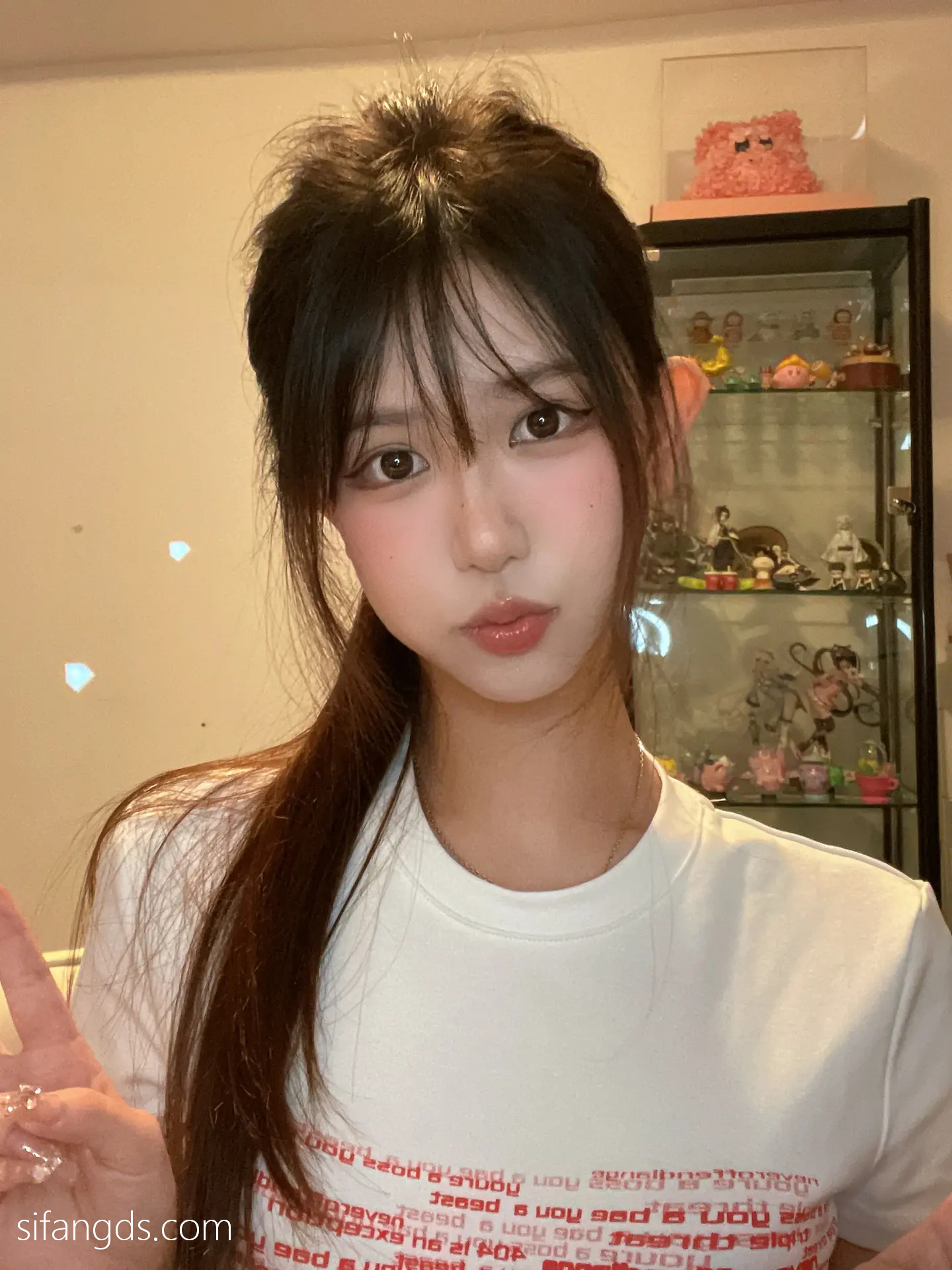 抖音反差女神『宥子oct9』最新定制道具自慰，风骚气质高挑身材男人看了就想侵犯穷人女神富人玩物精盆