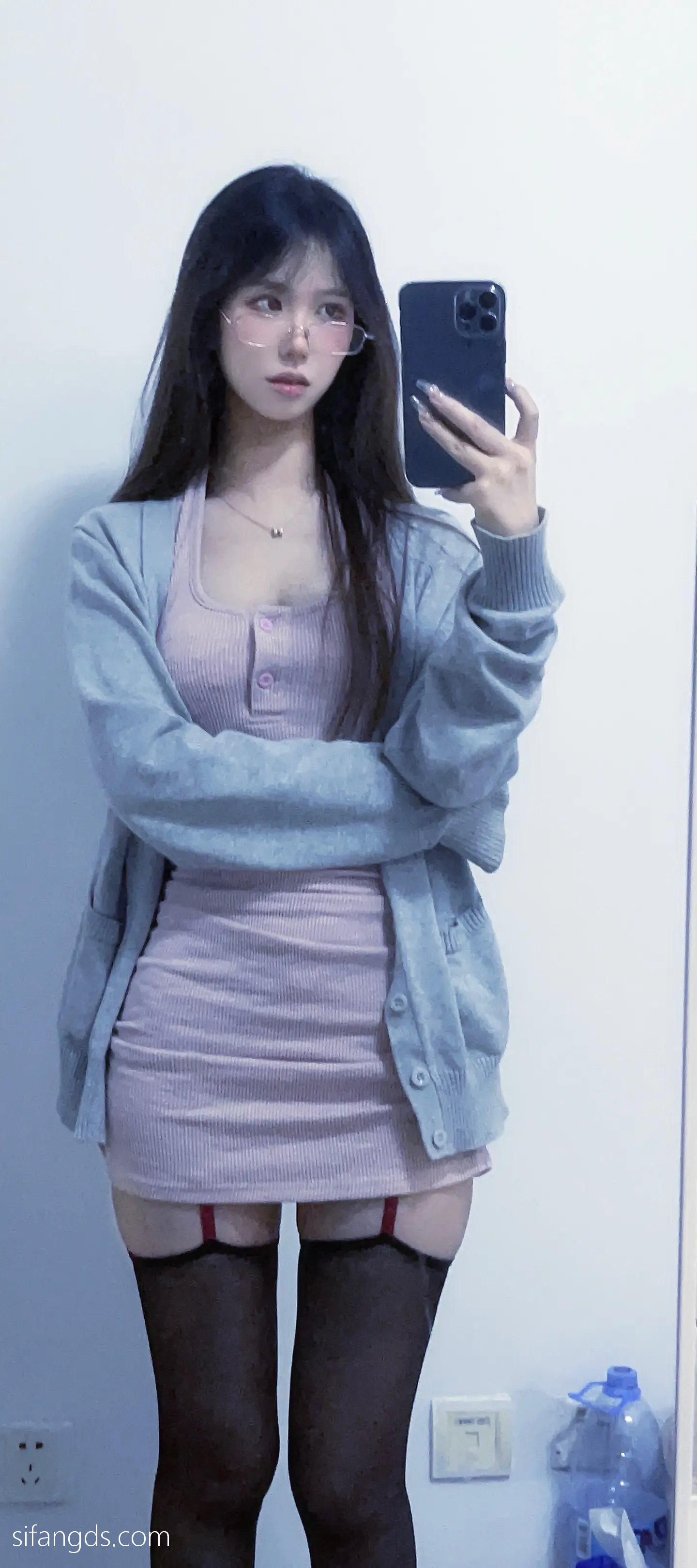 抖音反差女神『宥子oct9』最新定制道具自慰，风骚气质高挑身材男人看了就想侵犯穷人女神富人玩物精盆