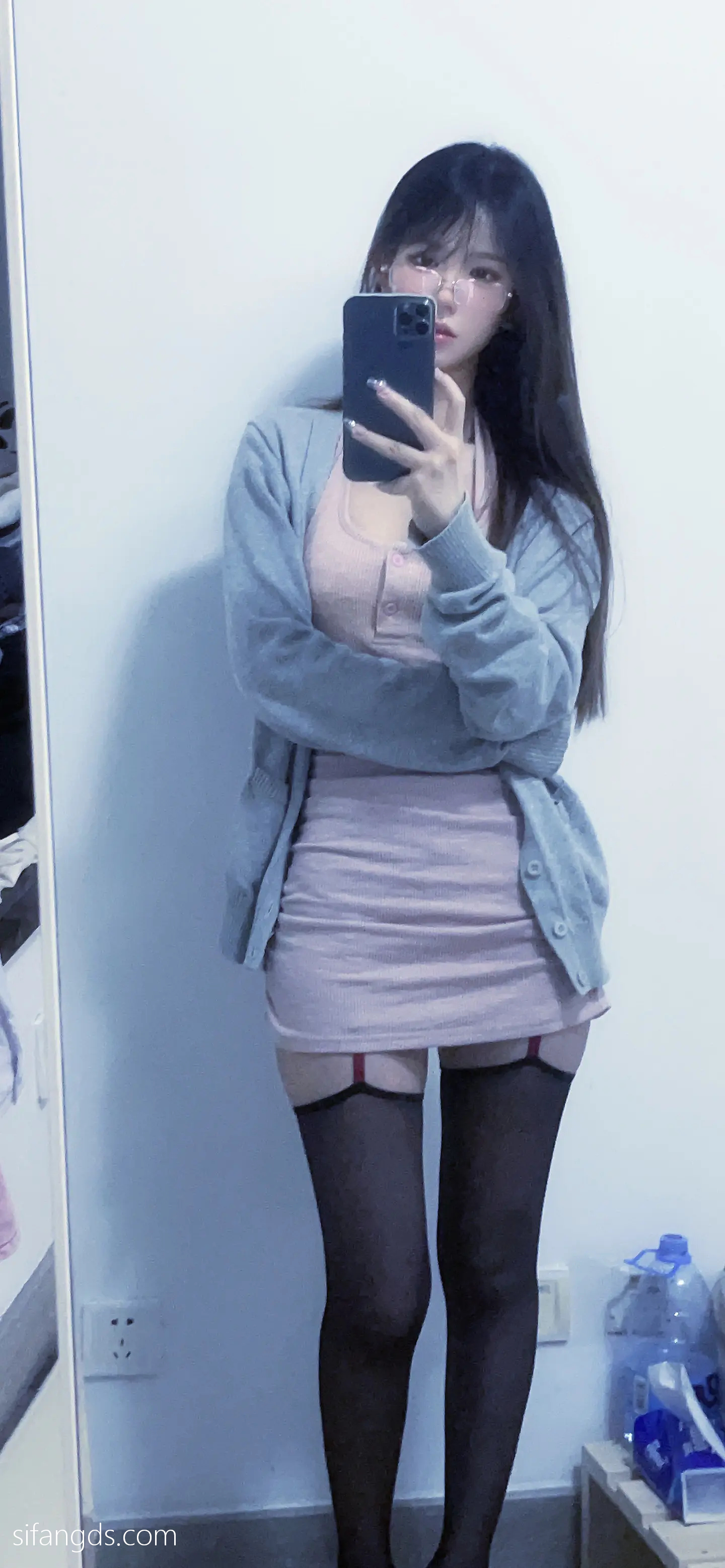 抖音反差女神『宥子oct9』最新定制道具自慰，风骚气质高挑身材男人看了就想侵犯穷人女神富人玩物精盆