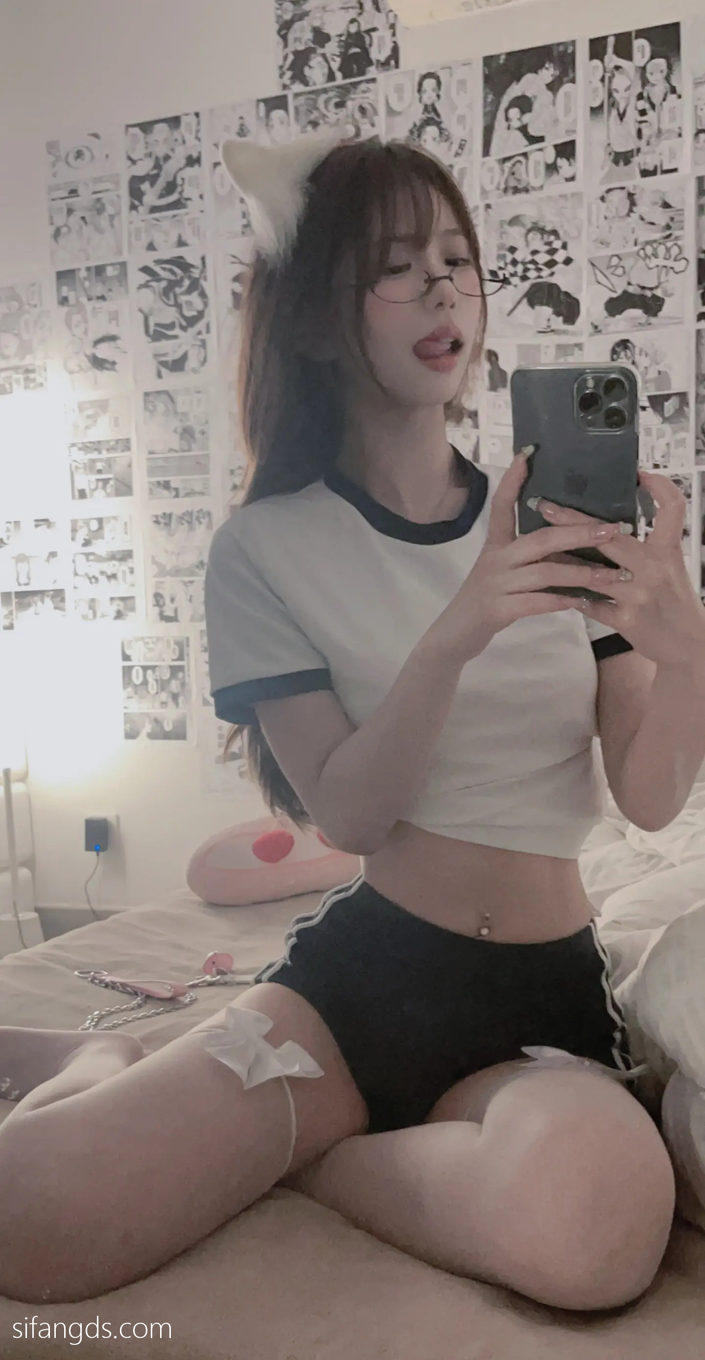 抖音反差女神『宥子oct9』最新定制道具自慰，风骚气质高挑身材男人看了就想侵犯穷人女神富人玩物精盆