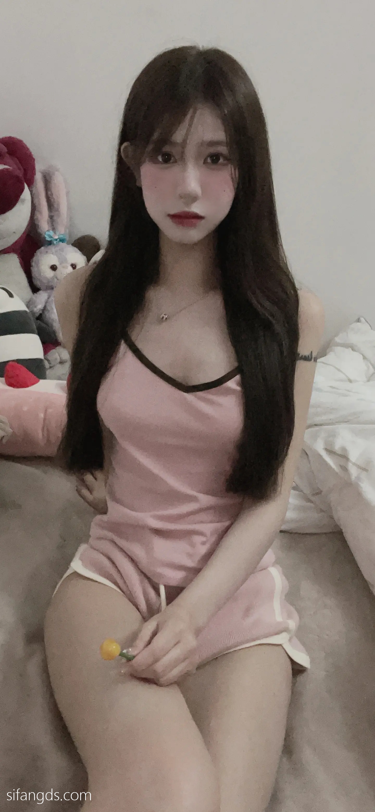 抖音反差女神『宥子oct9』最新定制道具自慰，风骚气质高挑身材男人看了就想侵犯穷人女神富人玩物精盆