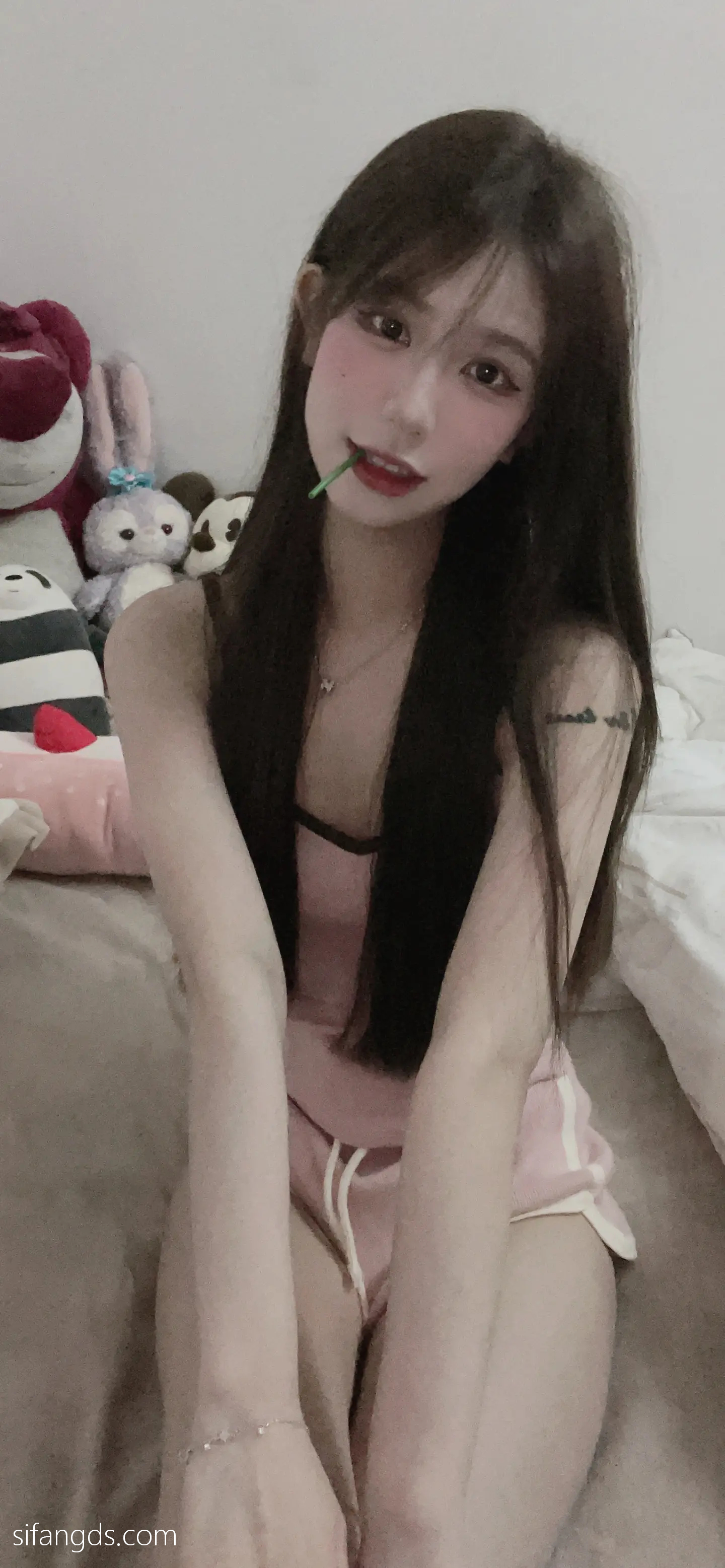 抖音反差女神『宥子oct9』最新定制道具自慰，风骚气质高挑身材男人看了就想侵犯穷人女神富人玩物精盆