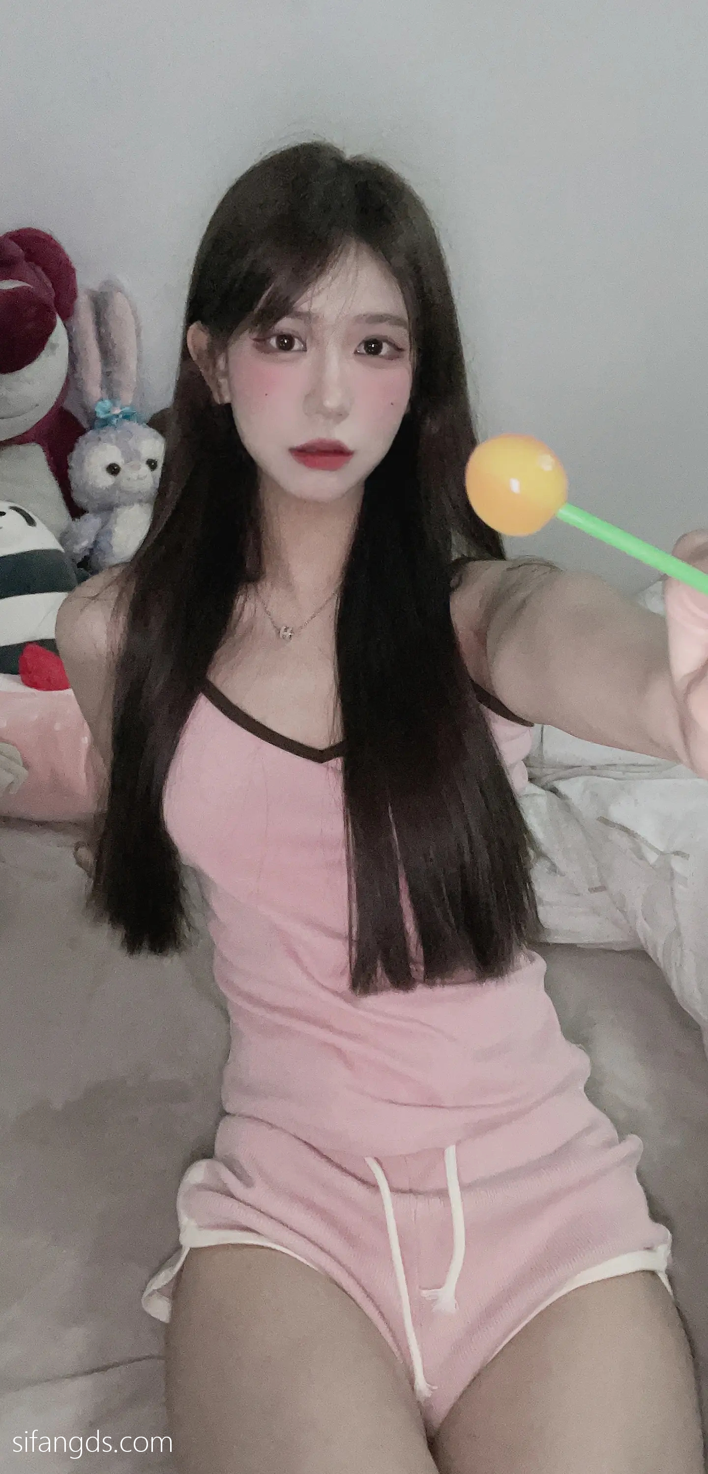 抖音反差女神『宥子oct9』最新定制道具自慰，风骚气质高挑身材男人看了就想侵犯穷人女神富人玩物精盆