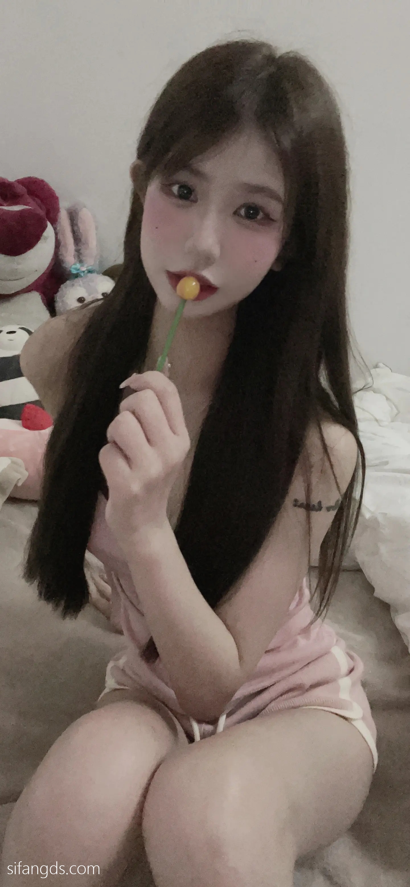 抖音反差女神『宥子oct9』最新定制道具自慰，风骚气质高挑身材男人看了就想侵犯穷人女神富人玩物精盆