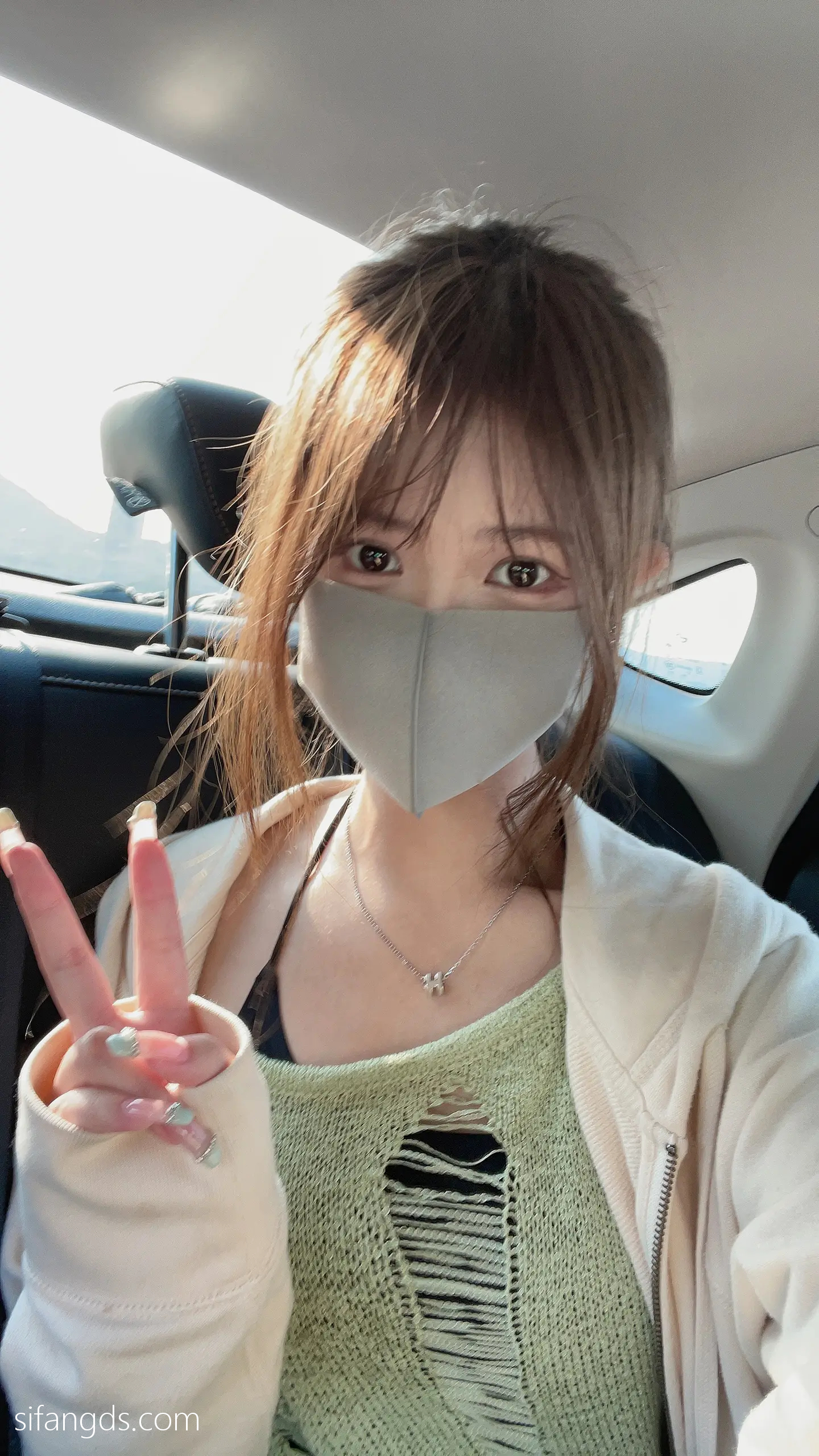 抖音反差女神『宥子oct9』最新定制道具自慰，风骚气质高挑身材男人看了就想侵犯穷人女神富人玩物精盆