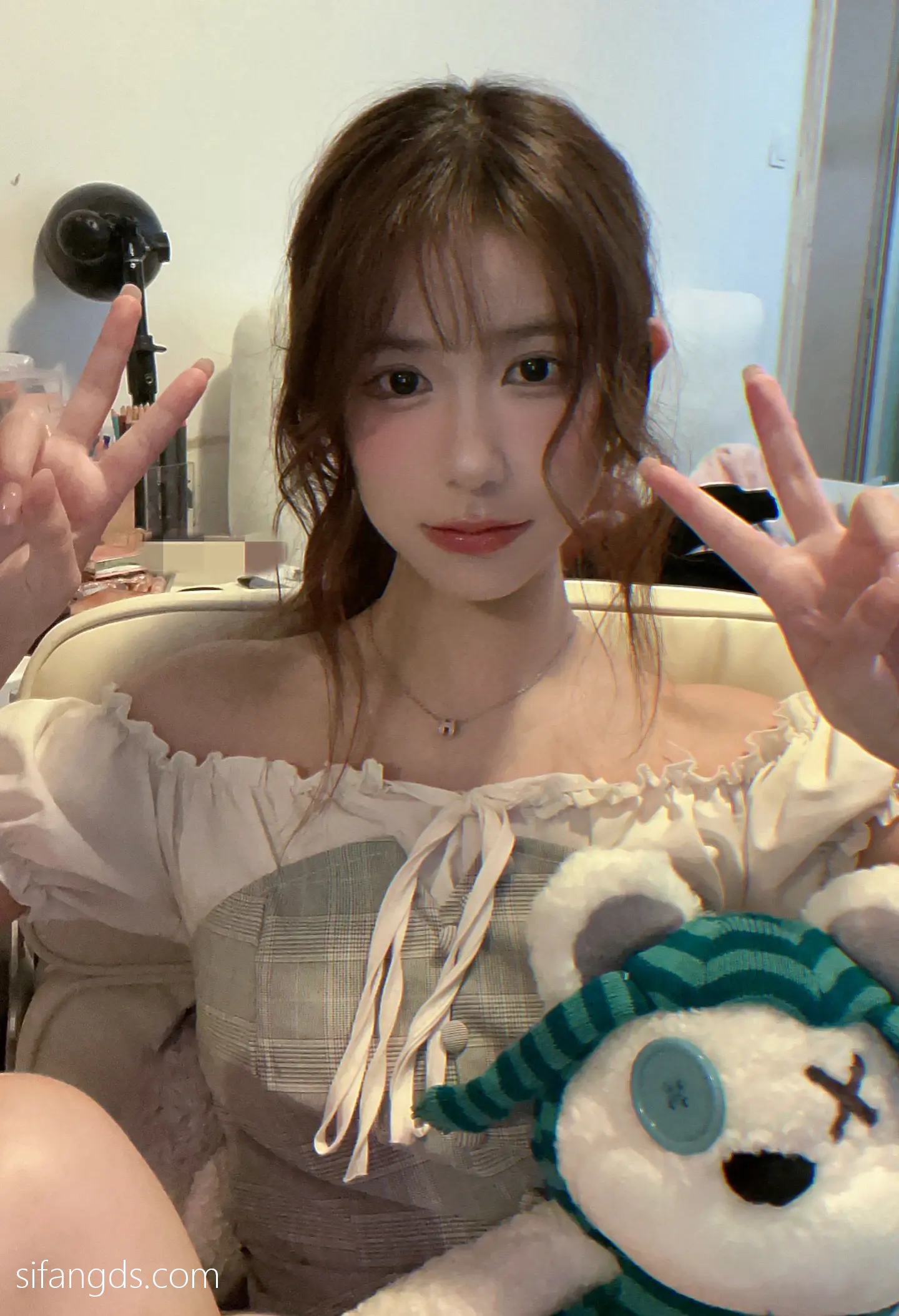 抖音反差女神『宥子oct9』最新定制道具自慰，风骚气质高挑身材男人看了就想侵犯穷人女神富人玩物精盆