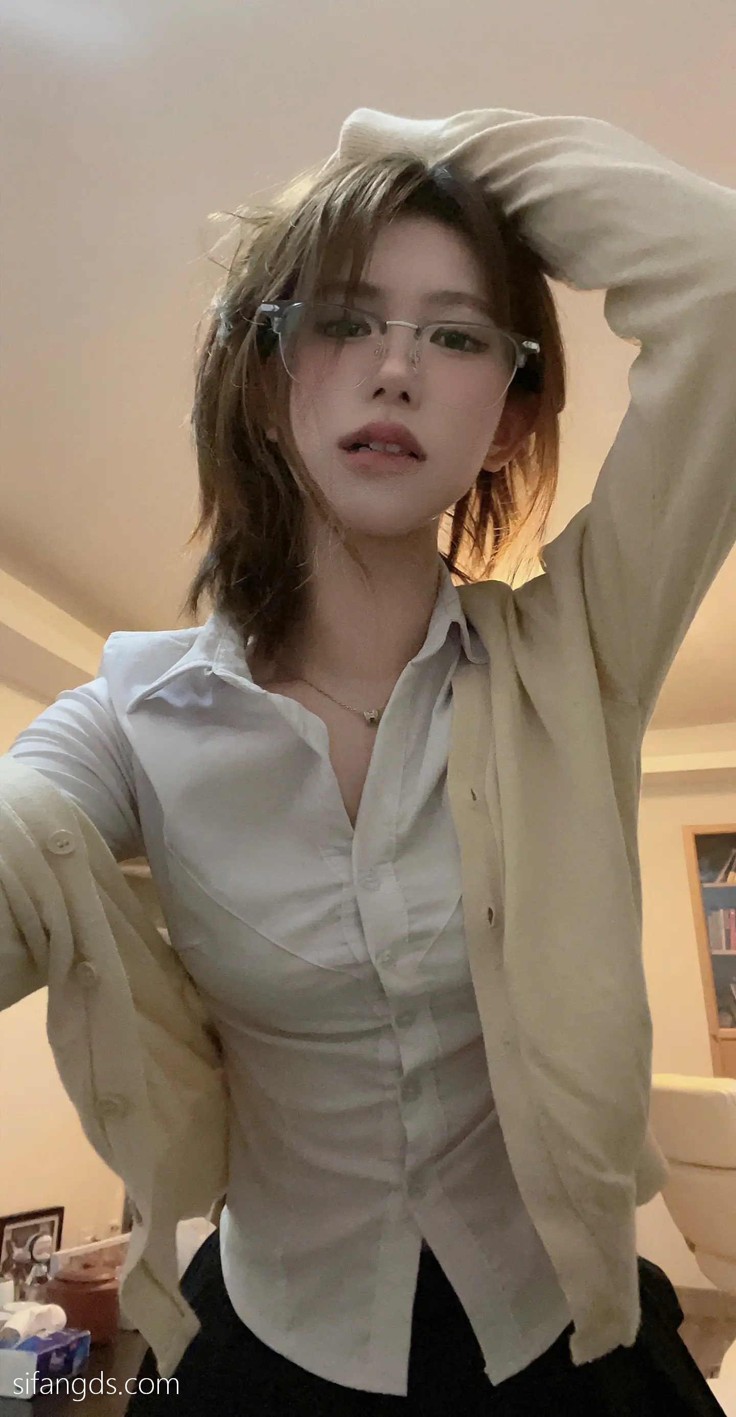 抖音反差女神『宥子oct9』最新定制道具自慰，风骚气质高挑身材男人看了就想侵犯穷人女神富人玩物精盆