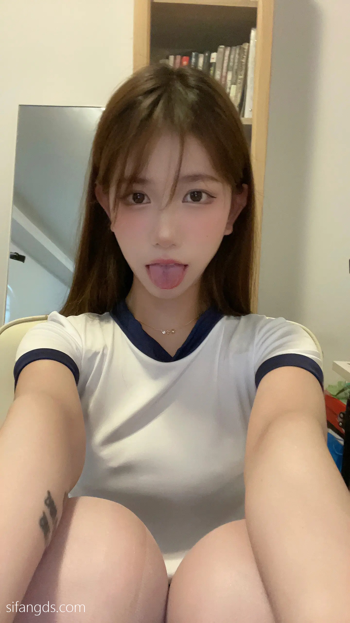 抖音反差女神『宥子oct9』最新定制道具自慰，风骚气质高挑身材男人看了就想侵犯穷人女神富人玩物精盆