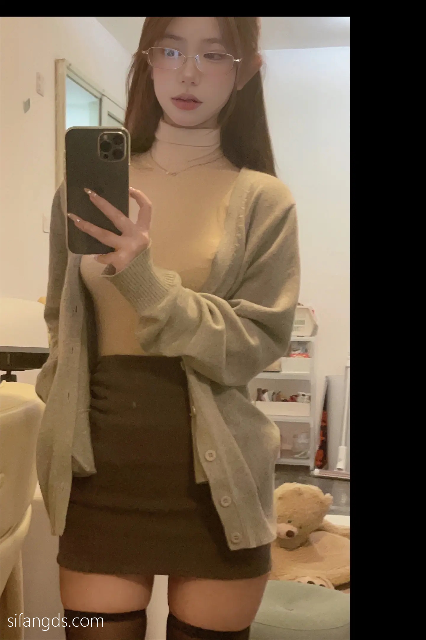 抖音反差女神『宥子oct9』最新定制道具自慰，风骚气质高挑身材男人看了就想侵犯穷人女神富人玩物精盆