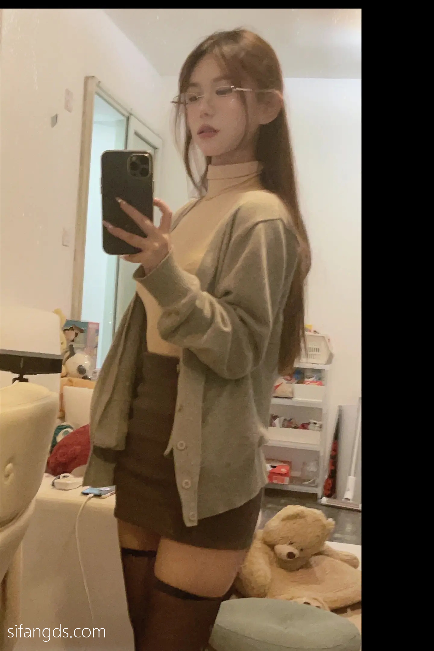 抖音反差女神『宥子oct9』最新定制道具自慰，风骚气质高挑身材男人看了就想侵犯穷人女神富人玩物精盆