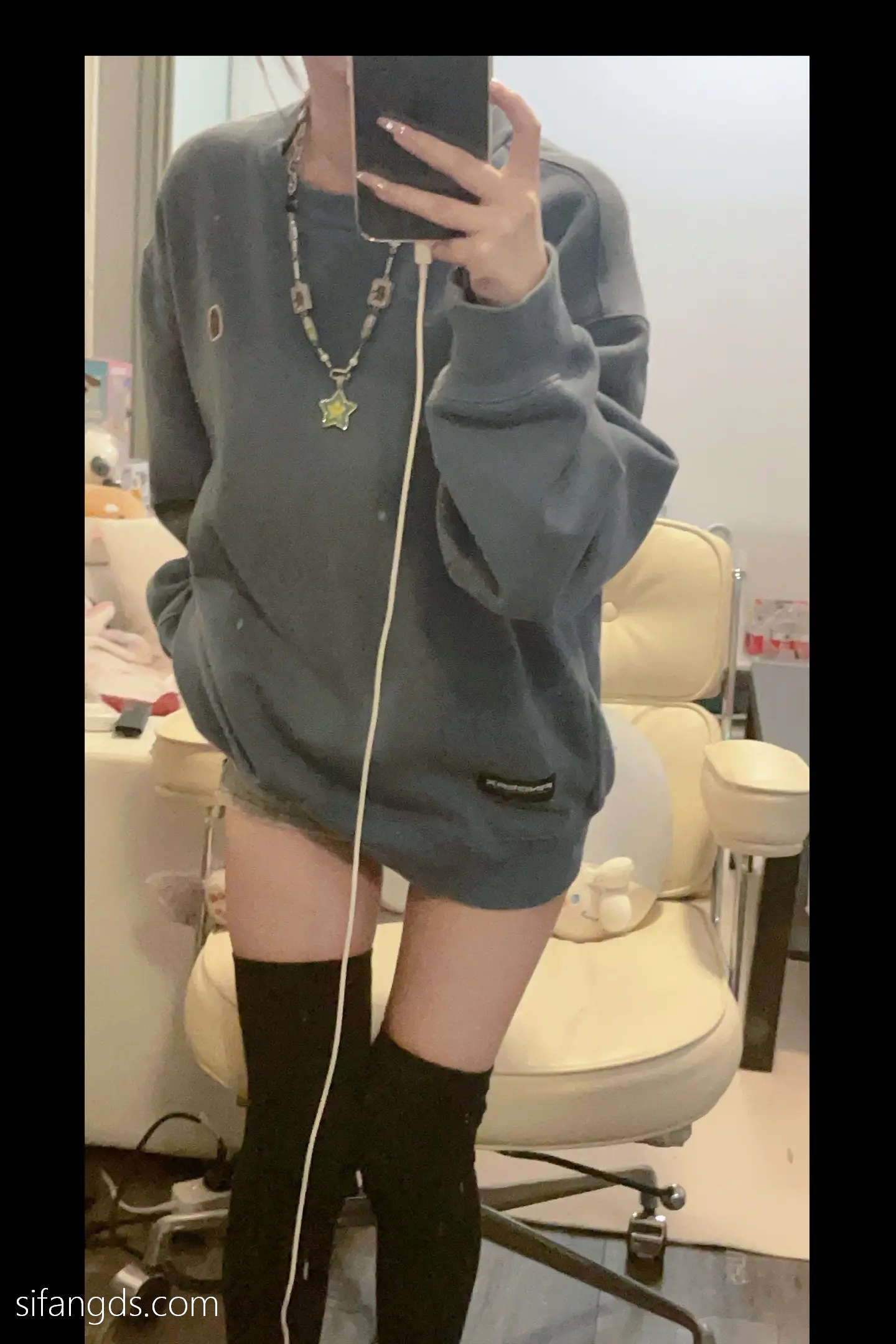 抖音反差女神『宥子oct9』最新定制道具自慰，风骚气质高挑身材男人看了就想侵犯穷人女神富人玩物精盆