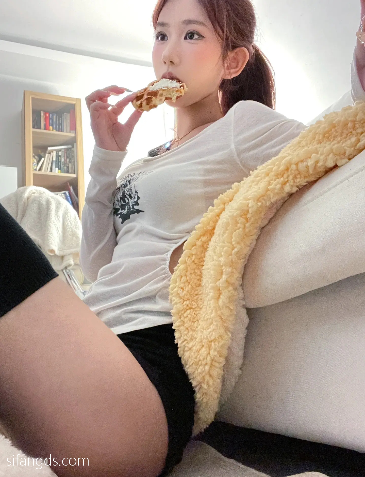 抖音反差女神『宥子oct9』最新定制道具自慰，风骚气质高挑身材男人看了就想侵犯穷人女神富人玩物精盆