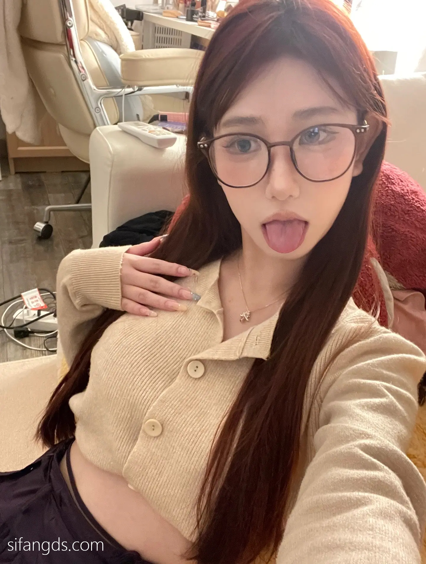 抖音反差女神『宥子oct9』最新定制道具自慰，风骚气质高挑身材男人看了就想侵犯穷人女神富人玩物精盆