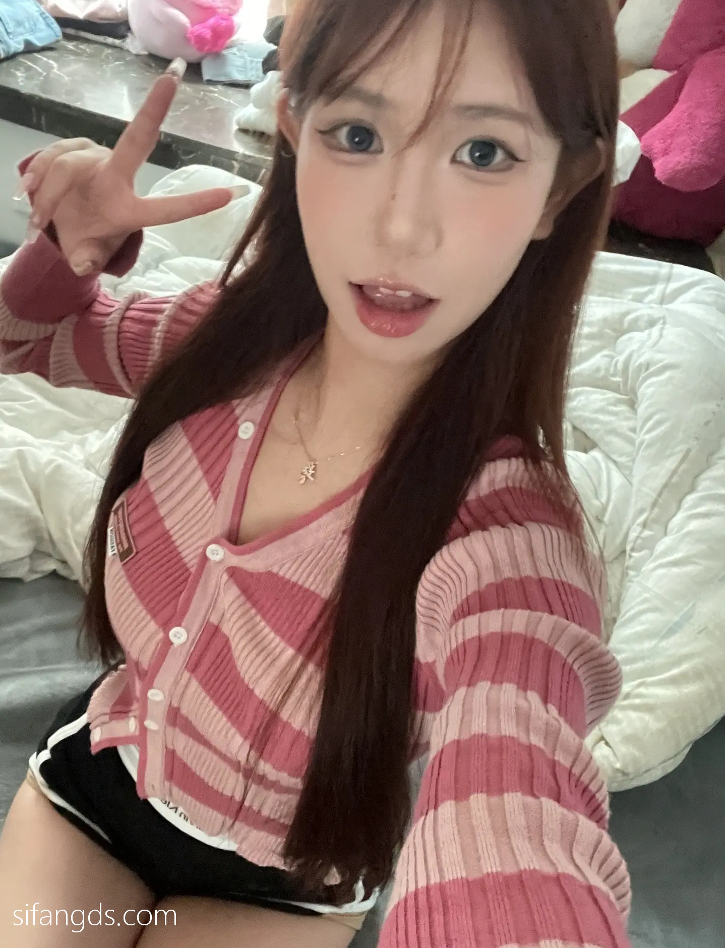 抖音反差女神『宥子oct9』最新定制道具自慰，风骚气质高挑身材男人看了就想侵犯穷人女神富人玩物精盆