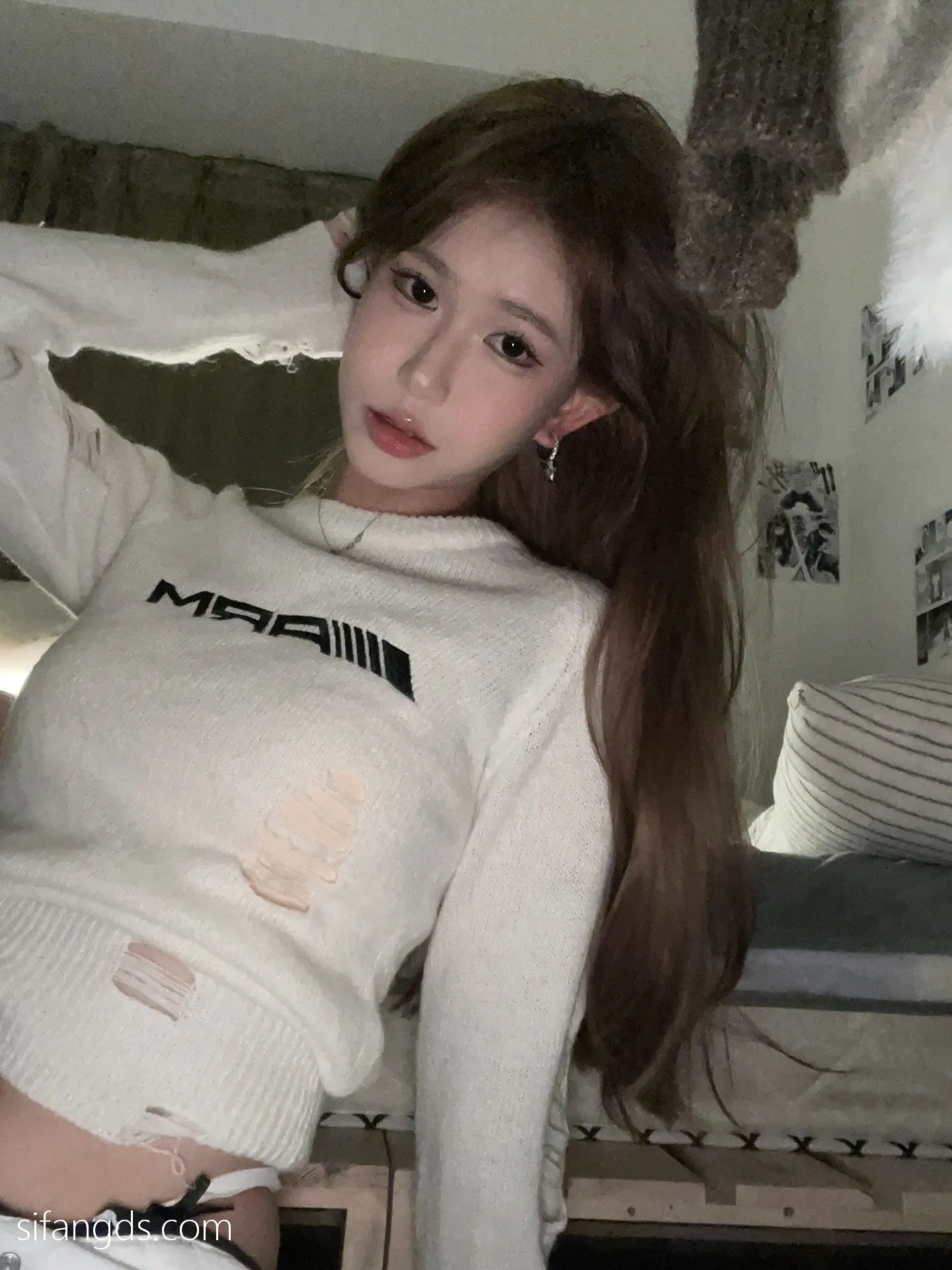 抖音反差女神『宥子oct9』最新定制道具自慰，风骚气质高挑身材男人看了就想侵犯穷人女神富人玩物精盆