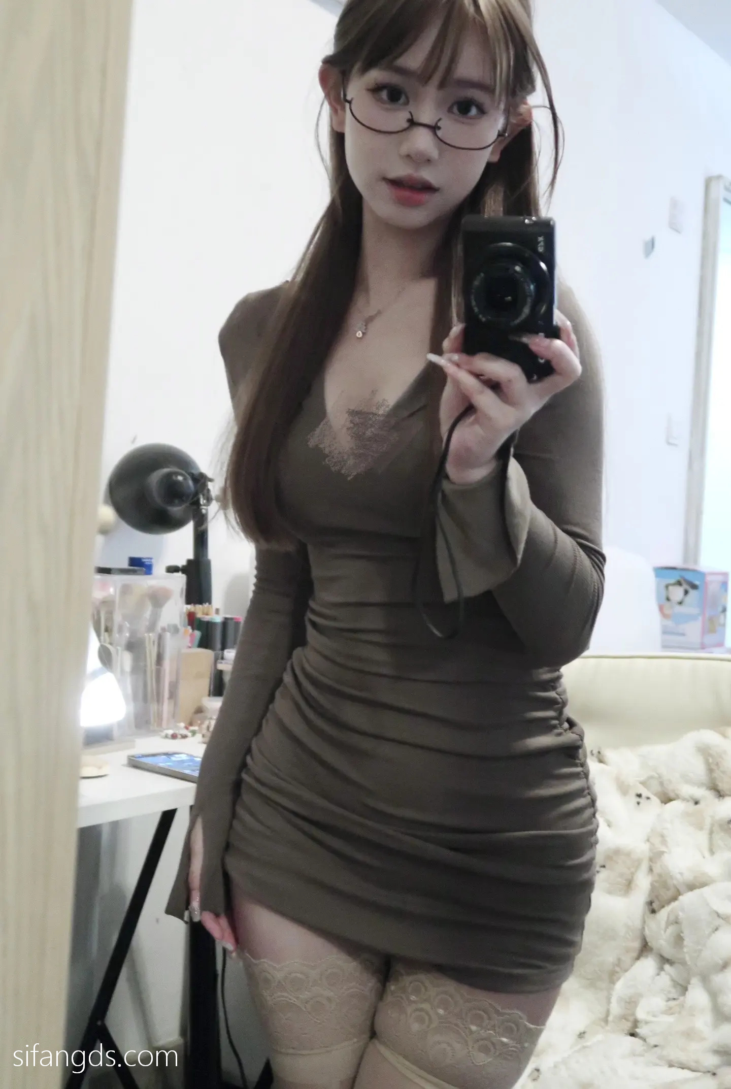 抖音反差女神『宥子oct9』最新定制道具自慰，风骚气质高挑身材男人看了就想侵犯穷人女神富人玩物精盆