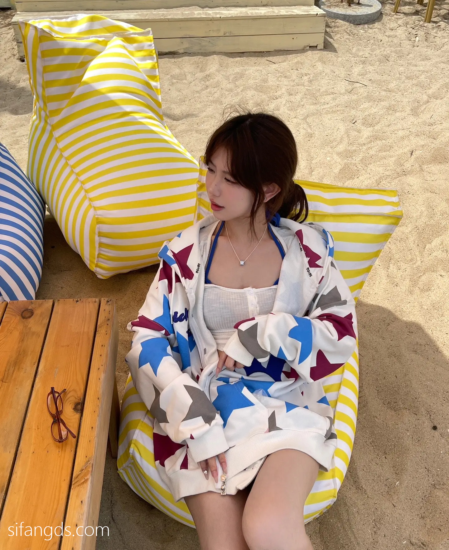 抖音反差女神『宥子oct9』最新定制道具自慰，风骚气质高挑身材男人看了就想侵犯穷人女神富人玩物精盆