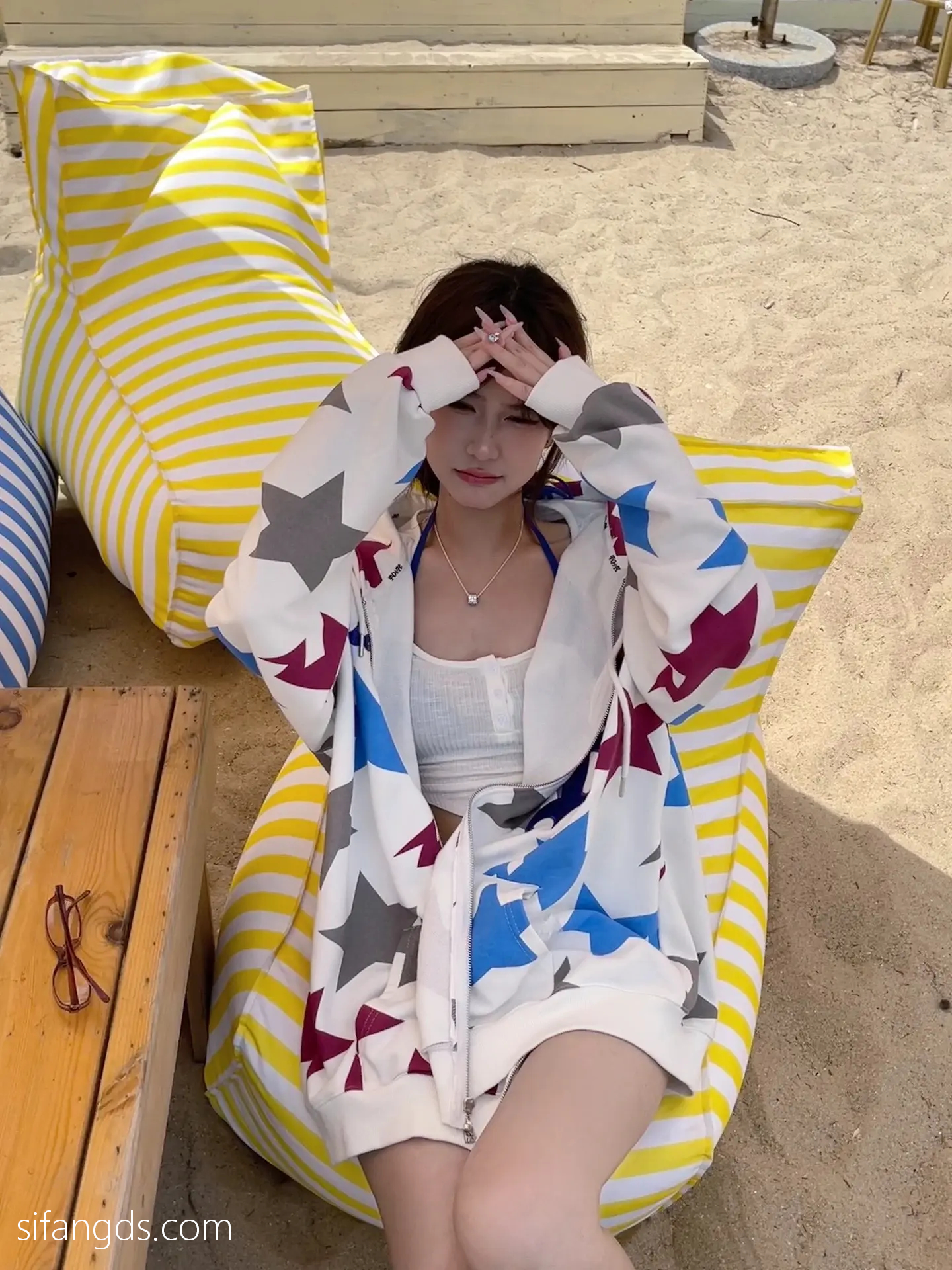 抖音反差女神『宥子oct9』最新定制道具自慰，风骚气质高挑身材男人看了就想侵犯穷人女神富人玩物精盆