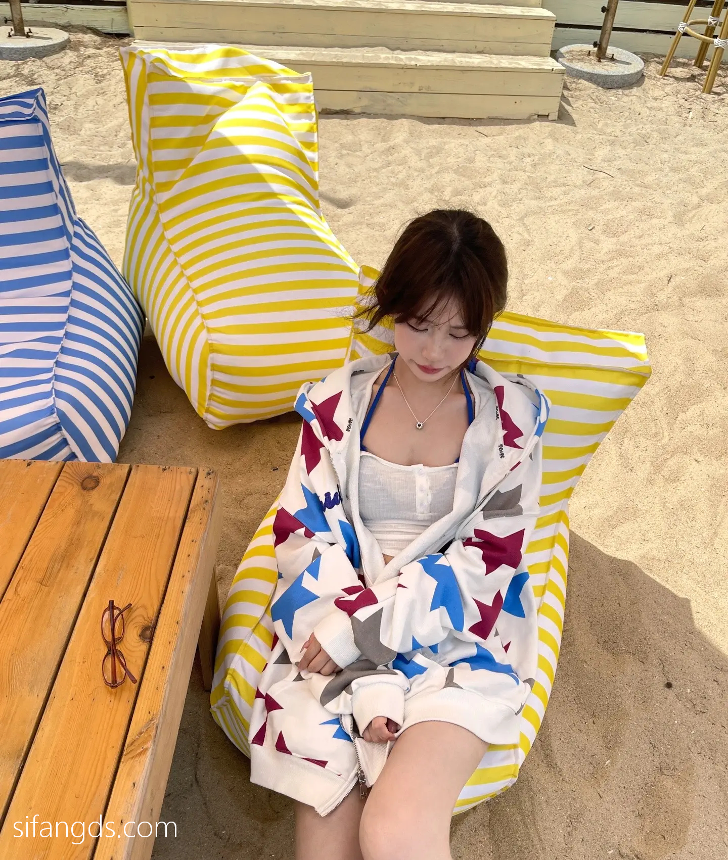 抖音反差女神『宥子oct9』最新定制道具自慰，风骚气质高挑身材男人看了就想侵犯穷人女神富人玩物精盆