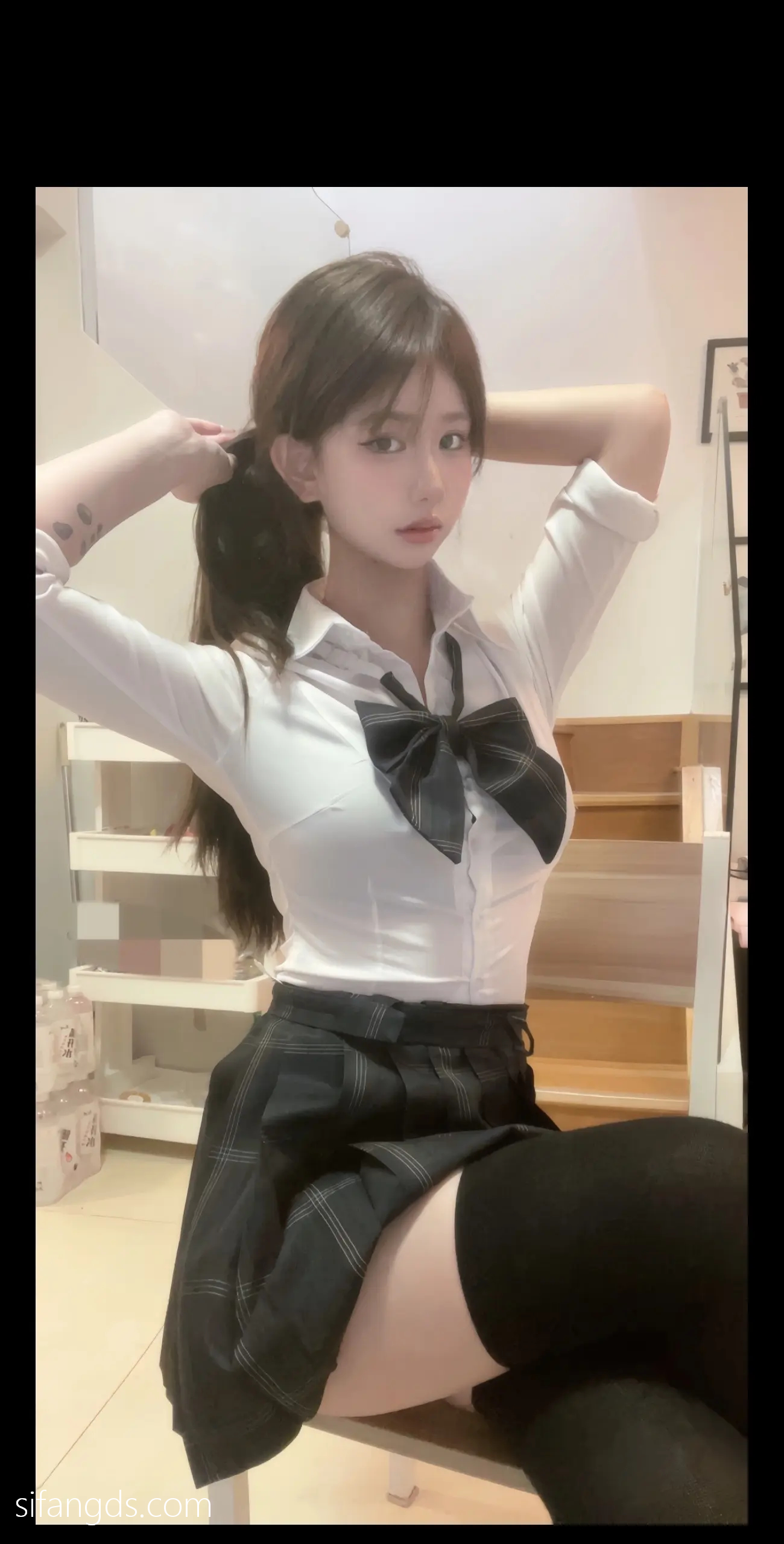 抖音反差女神『宥子oct9』最新定制道具自慰，风骚气质高挑身材男人看了就想侵犯穷人女神富人玩物精盆