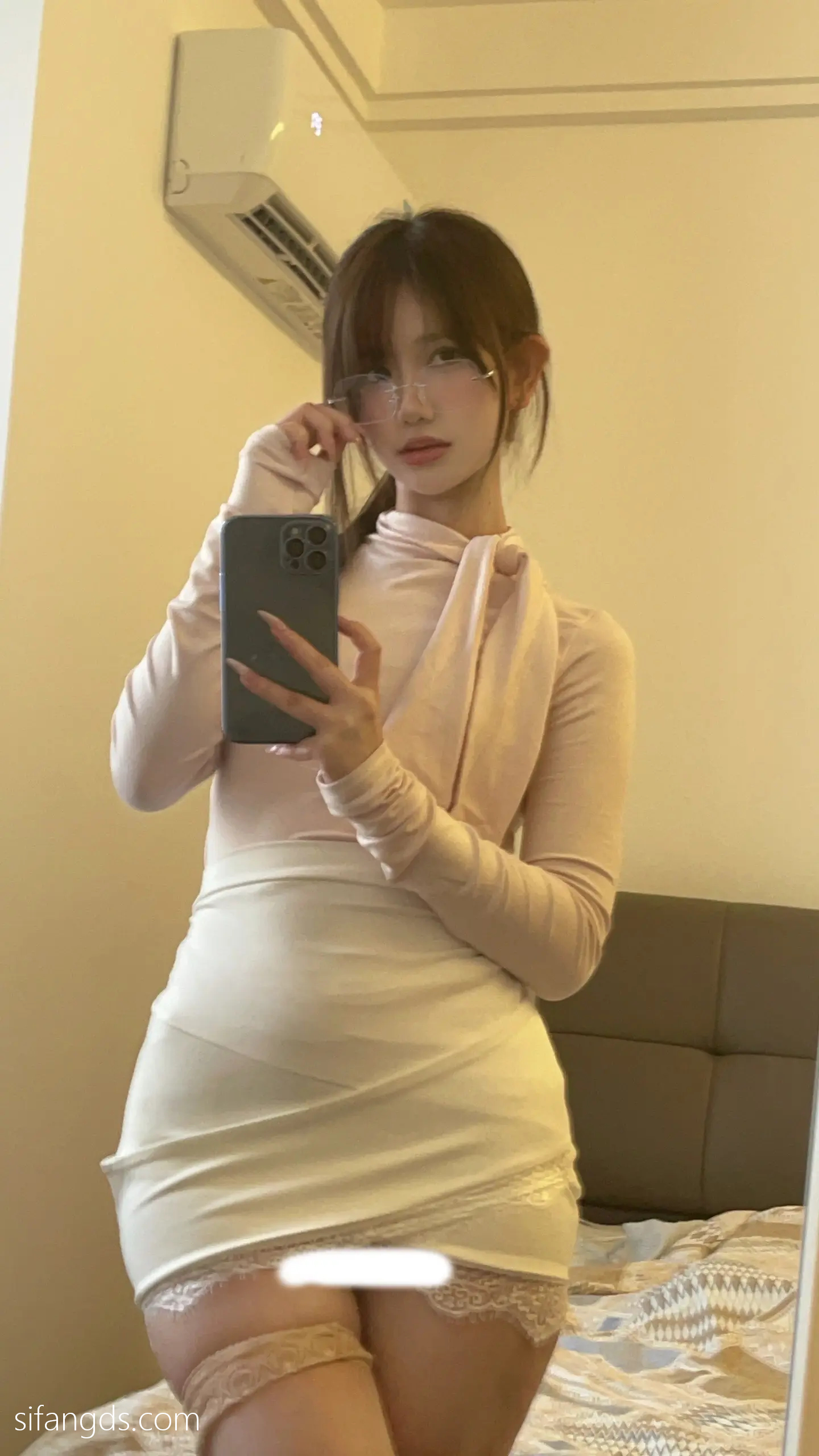 抖音反差女神『宥子oct9』最新定制道具自慰，风骚气质高挑身材男人看了就想侵犯穷人女神富人玩物精盆