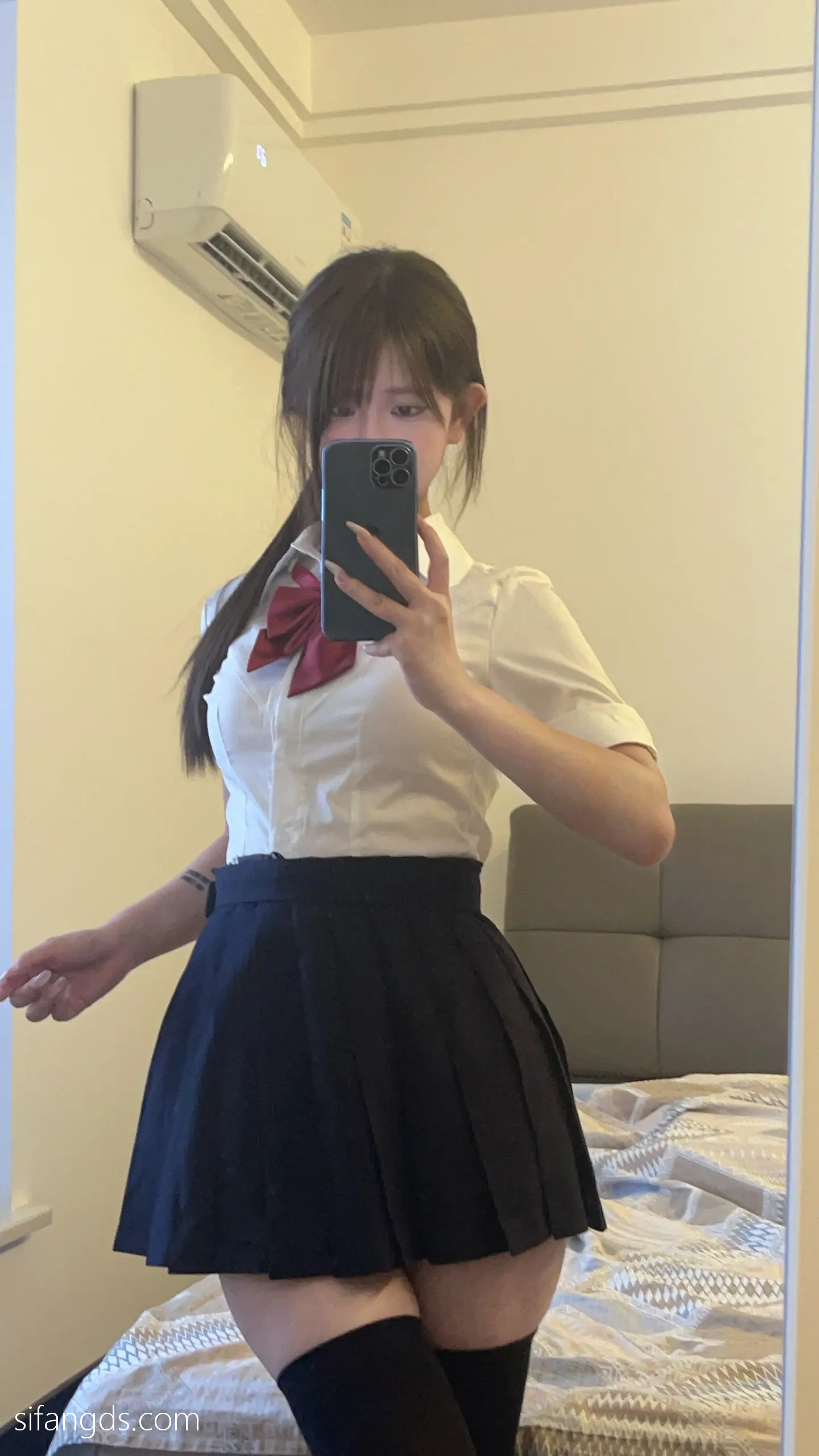 抖音反差女神『宥子oct9』最新定制道具自慰，风骚气质高挑身材男人看了就想侵犯穷人女神富人玩物精盆