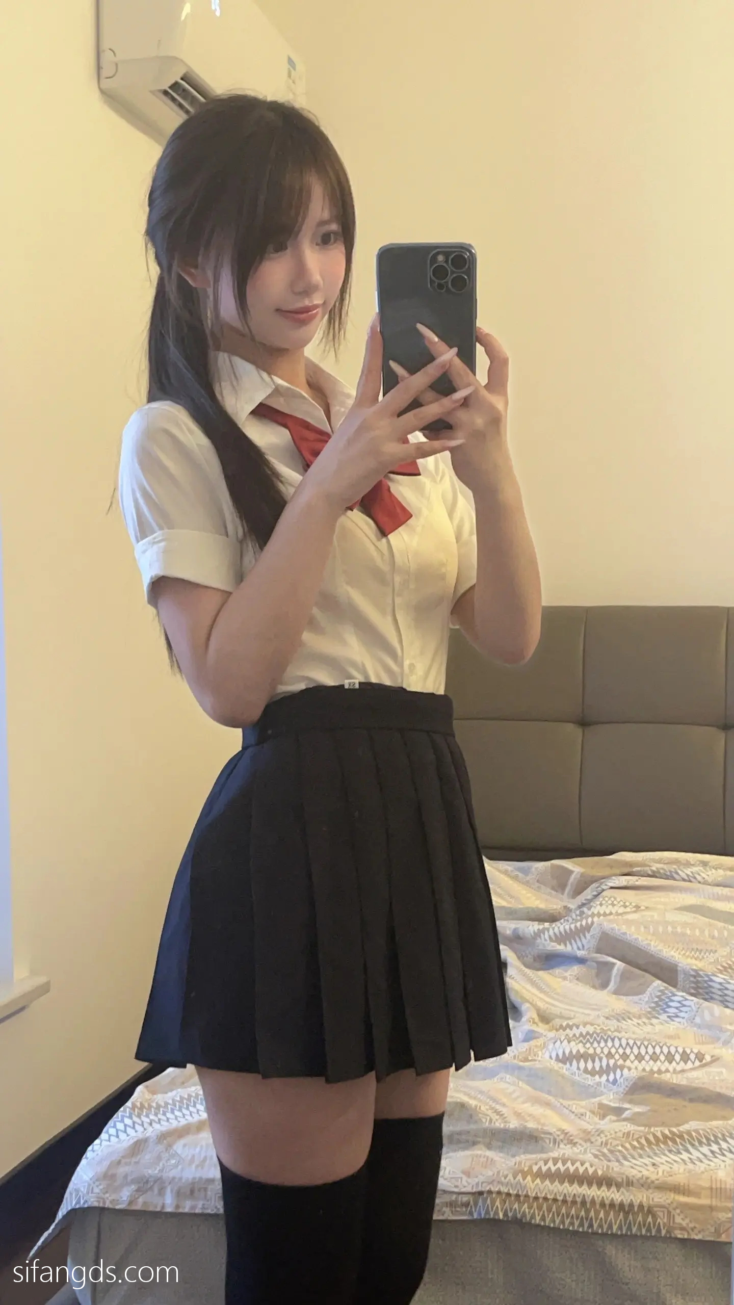 抖音反差女神『宥子oct9』最新定制道具自慰，风骚气质高挑身材男人看了就想侵犯穷人女神富人玩物精盆