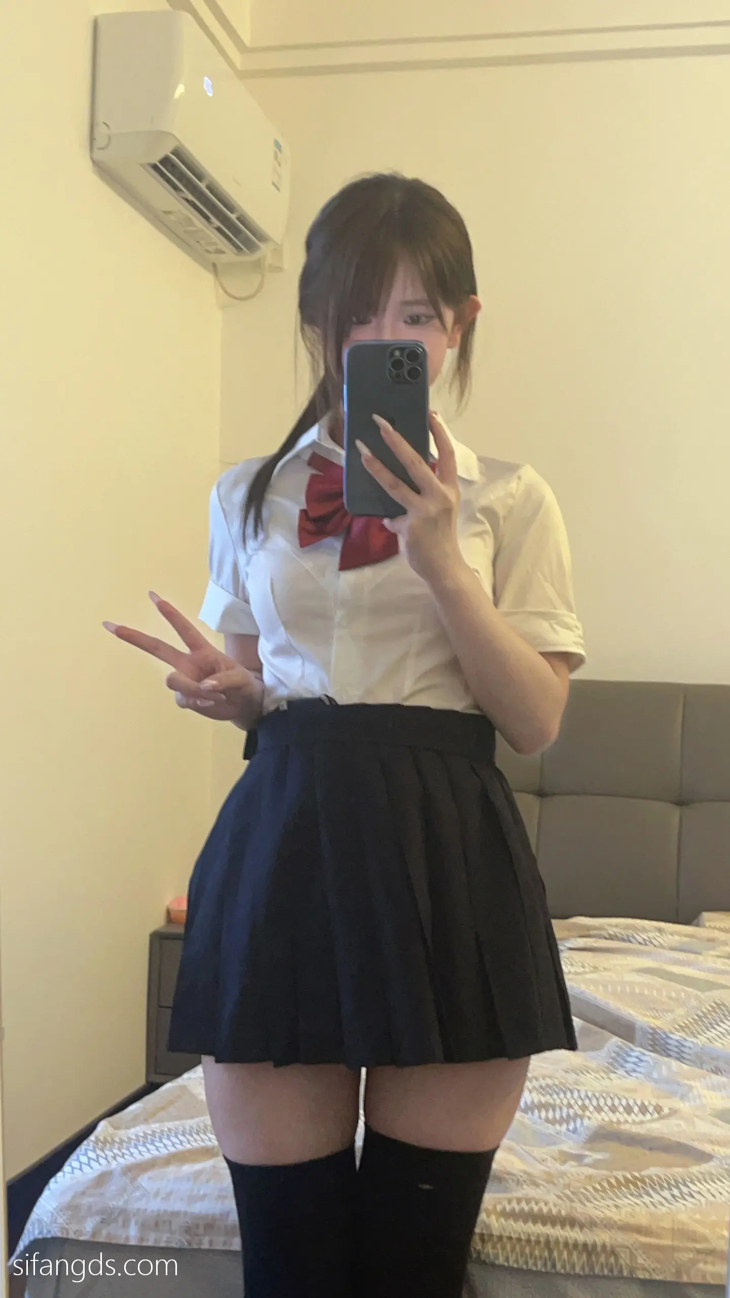 抖音反差女神『宥子oct9』最新定制道具自慰，风骚气质高挑身材男人看了就想侵犯穷人女神富人玩物精盆