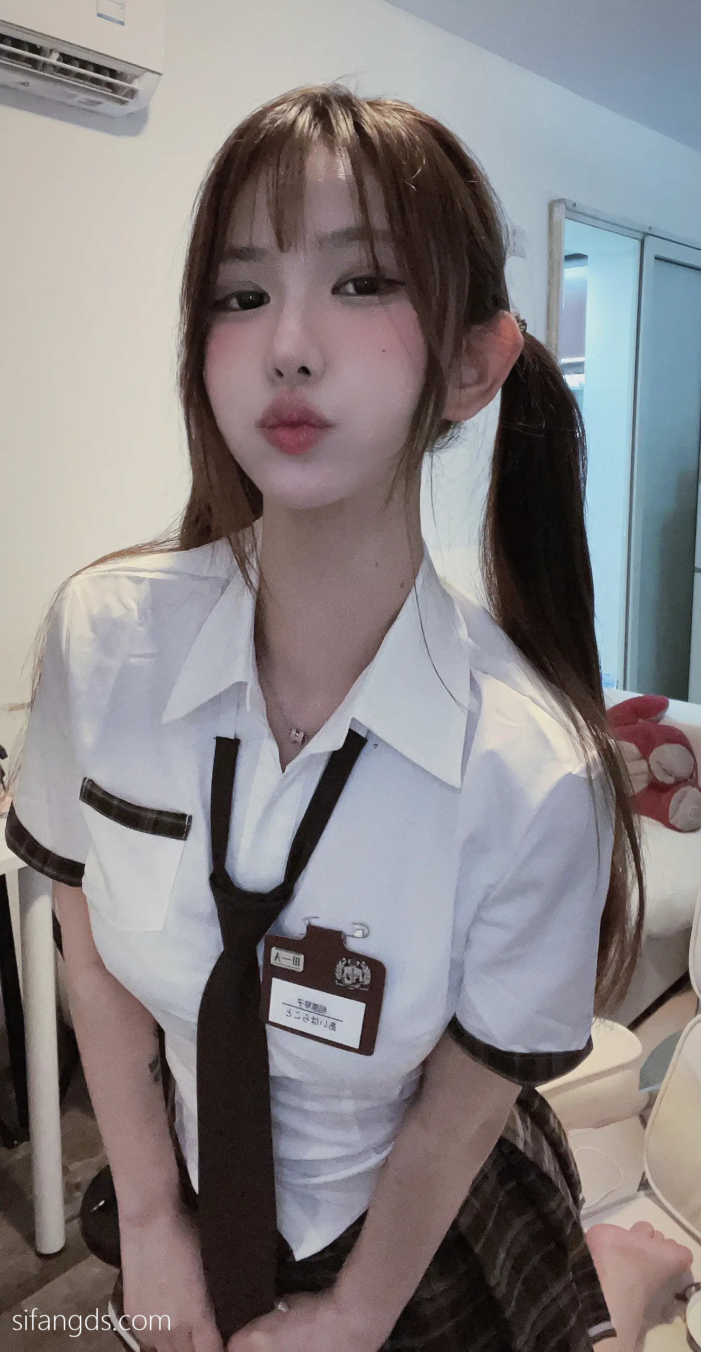 抖音反差女神『宥子oct9』最新定制道具自慰，风骚气质高挑身材男人看了就想侵犯穷人女神富人玩物精盆