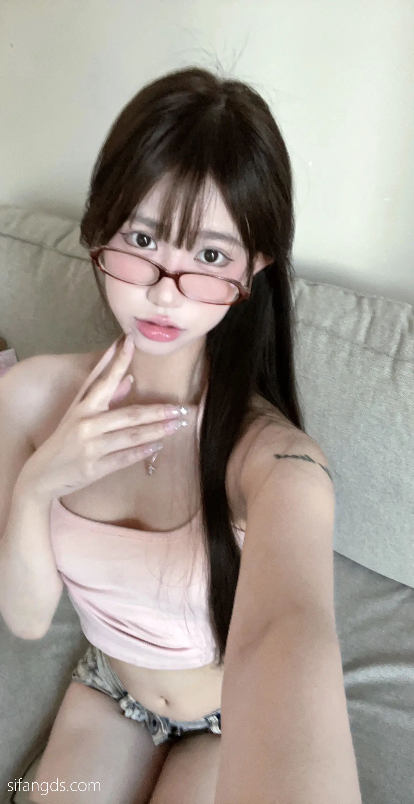 抖音反差女神『宥子oct9』最新定制道具自慰，风骚气质高挑身材男人看了就想侵犯穷人女神富人玩物精盆