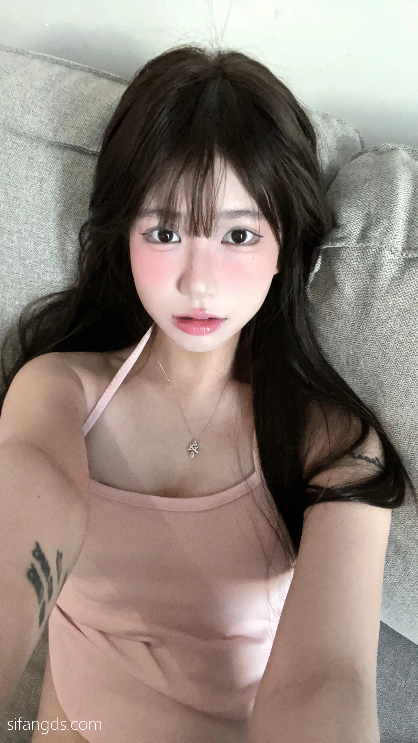 抖音反差女神『宥子oct9』最新定制道具自慰，风骚气质高挑身材男人看了就想侵犯穷人女神富人玩物精盆