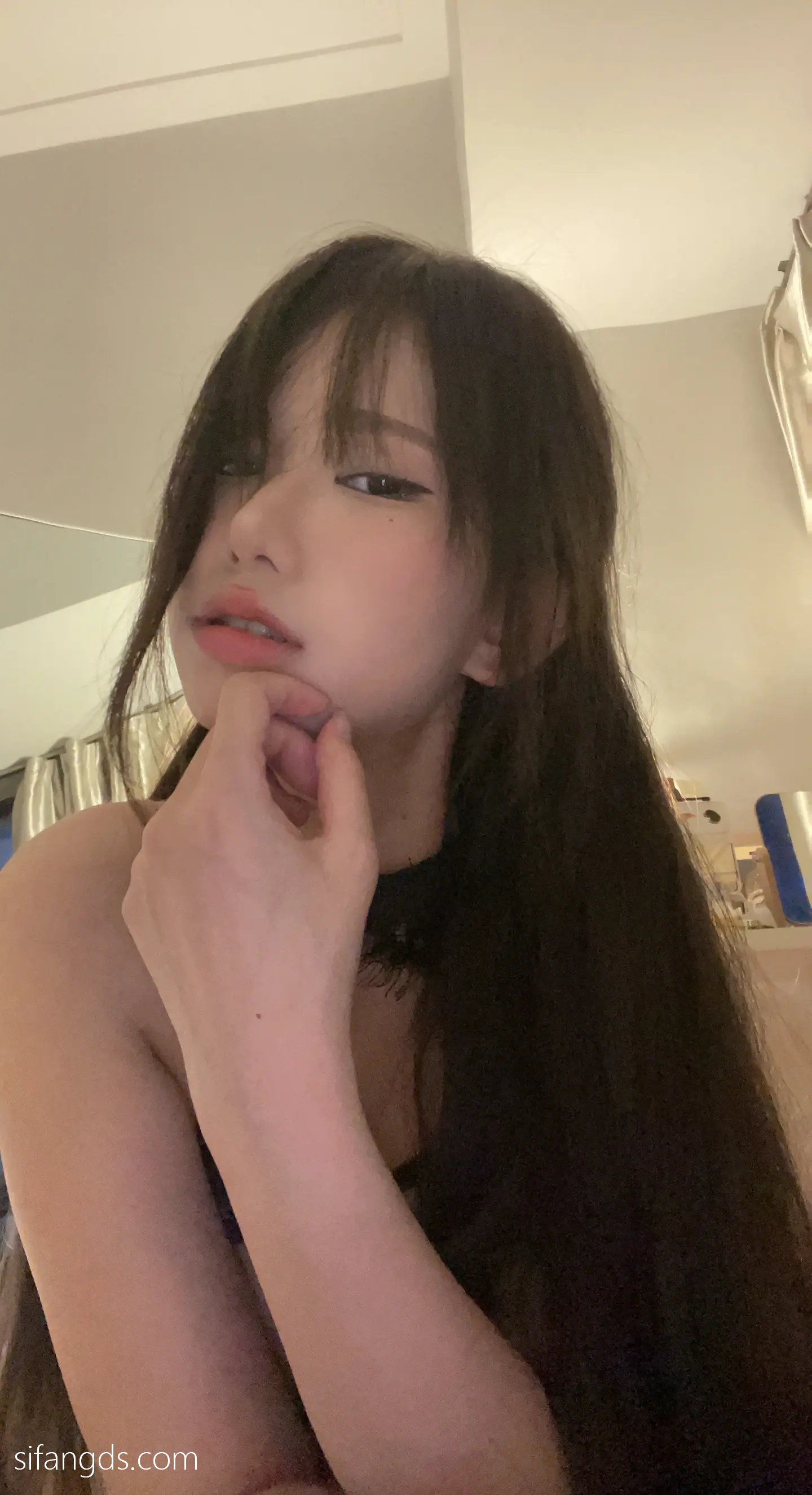 抖音反差女神『宥子oct9』最新定制道具自慰，风骚气质高挑身材男人看了就想侵犯穷人女神富人玩物精盆